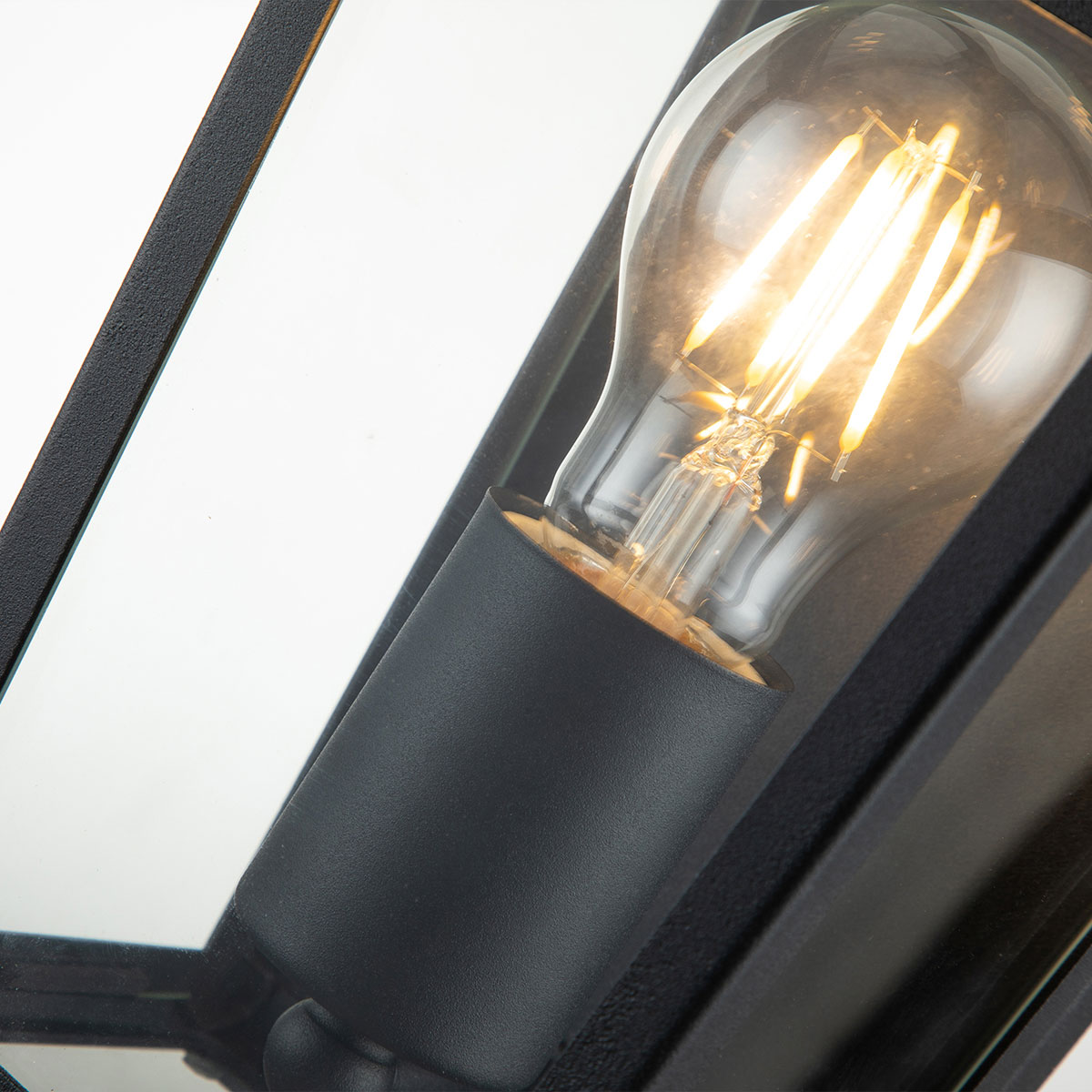 Alford Place 30cm Schwarz außenlampe Von Elstead Lighting - Den svarta ramen i aluminium och de klara glaspartierna skapar en lyxig och stilfull look som lyfter din entr&eacute;, uteplats eller fasad.