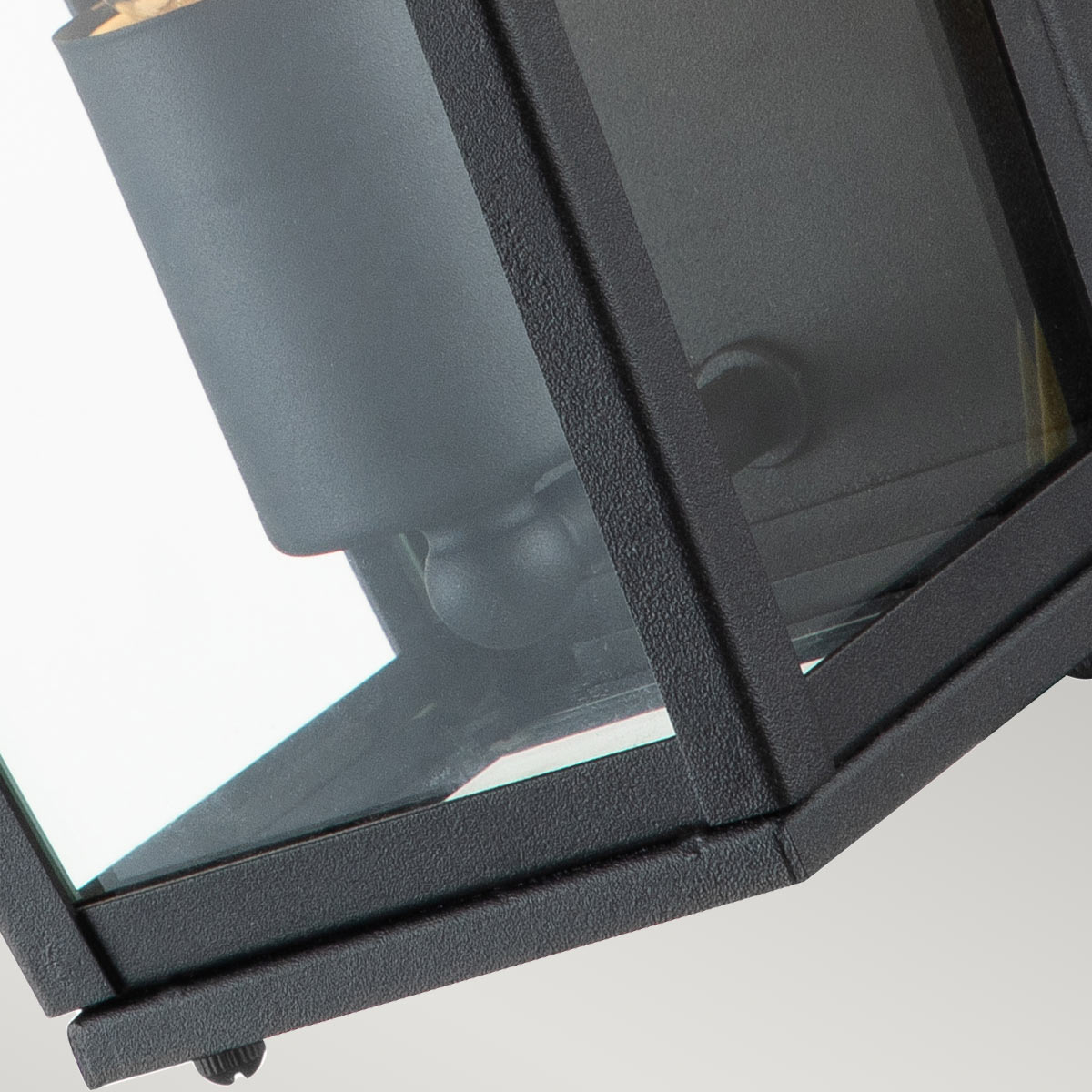 Alford Place 30cm Schwarz außenlampe Von Elstead Lighting - Den svarta ramen i aluminium och de klara glaspartierna skapar en lyxig och stilfull look som lyfter din entr&eacute;, uteplats eller fasad.