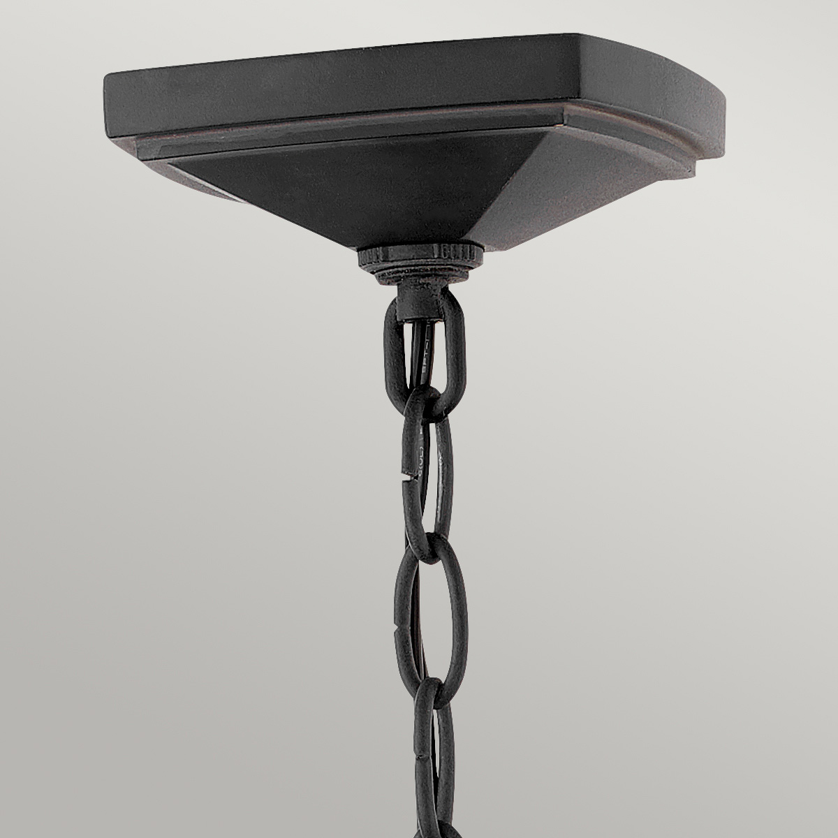 Alford Place L Schwarz Von Elstead Lighting - Den robusta&nbsp;ramen i svart aluminium och de klara glaspartierna skapar ett sofistikerat uttryck samtidigt som ljuset sprids j&auml;mnt och vackert.