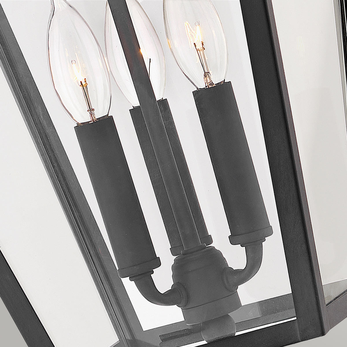 Alford Place L Schwarz Von Elstead Lighting - Den robusta&nbsp;ramen i svart aluminium och de klara glaspartierna skapar ett sofistikerat uttryck samtidigt som ljuset sprids j&auml;mnt och vackert.