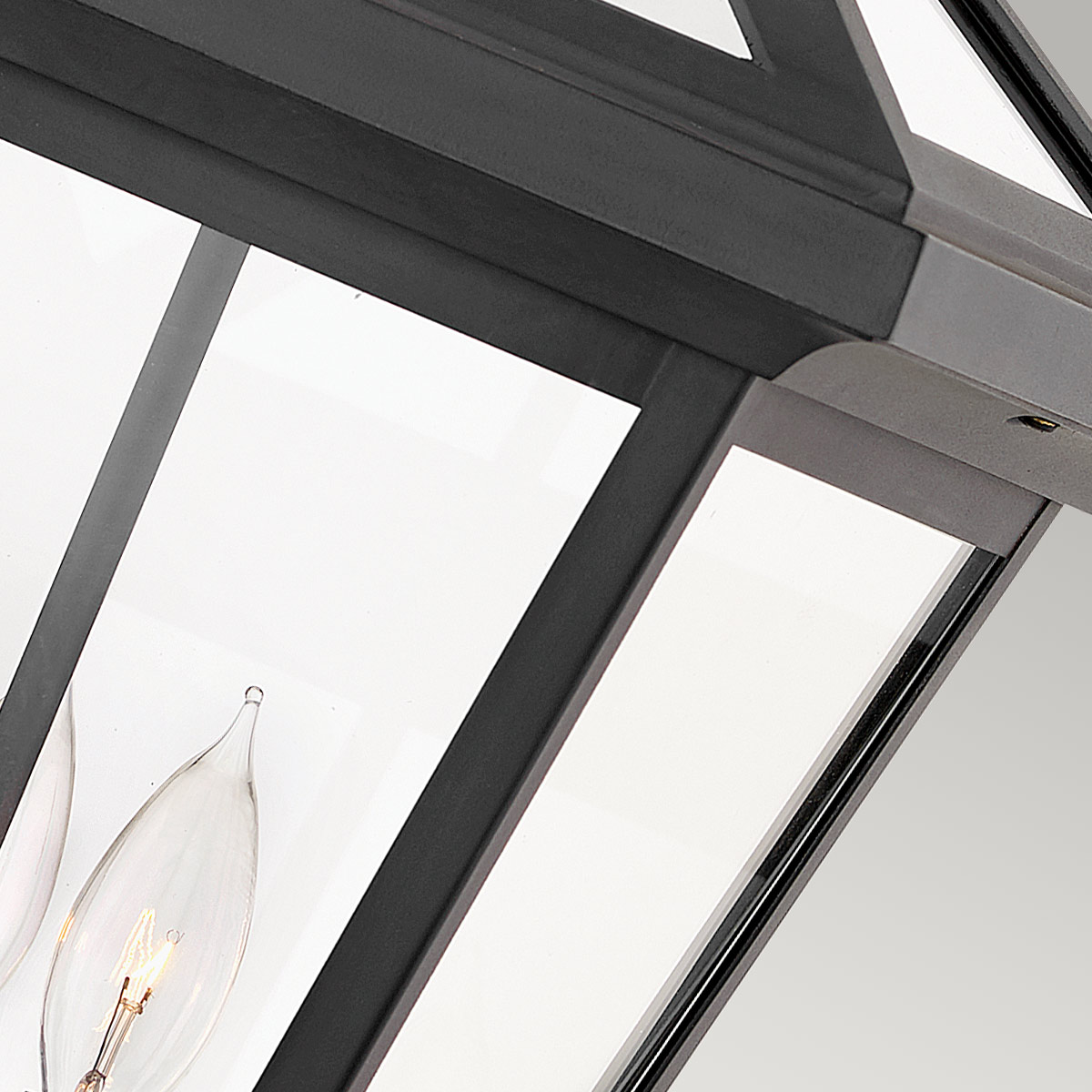 Alford Place L Schwarz Von Elstead Lighting - Den robusta&nbsp;ramen i svart aluminium och de klara glaspartierna skapar ett sofistikerat uttryck samtidigt som ljuset sprids j&auml;mnt och vackert.