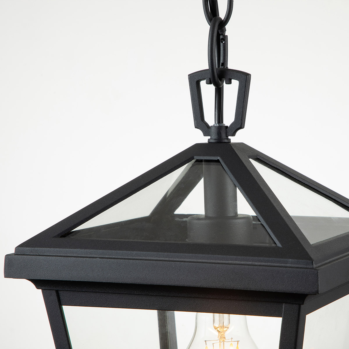 Alford Place S Schwarz Von Elstead Lighting - Den robusta&nbsp;ramen i svart aluminium och de klara glaspartierna skapar ett sofistikerat uttryck samtidigt som ljuset sprids j&auml;mnt och vackert.