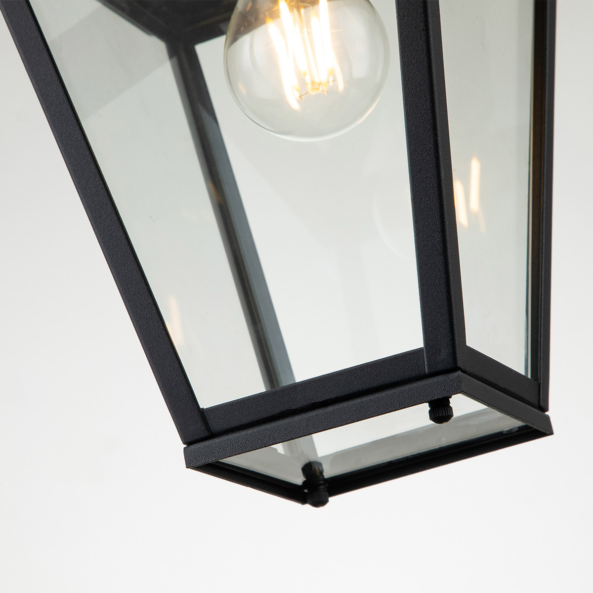 Alford Place S Schwarz Von Elstead Lighting - Den robusta&nbsp;ramen i svart aluminium och de klara glaspartierna skapar ett sofistikerat uttryck samtidigt som ljuset sprids j&auml;mnt och vackert.