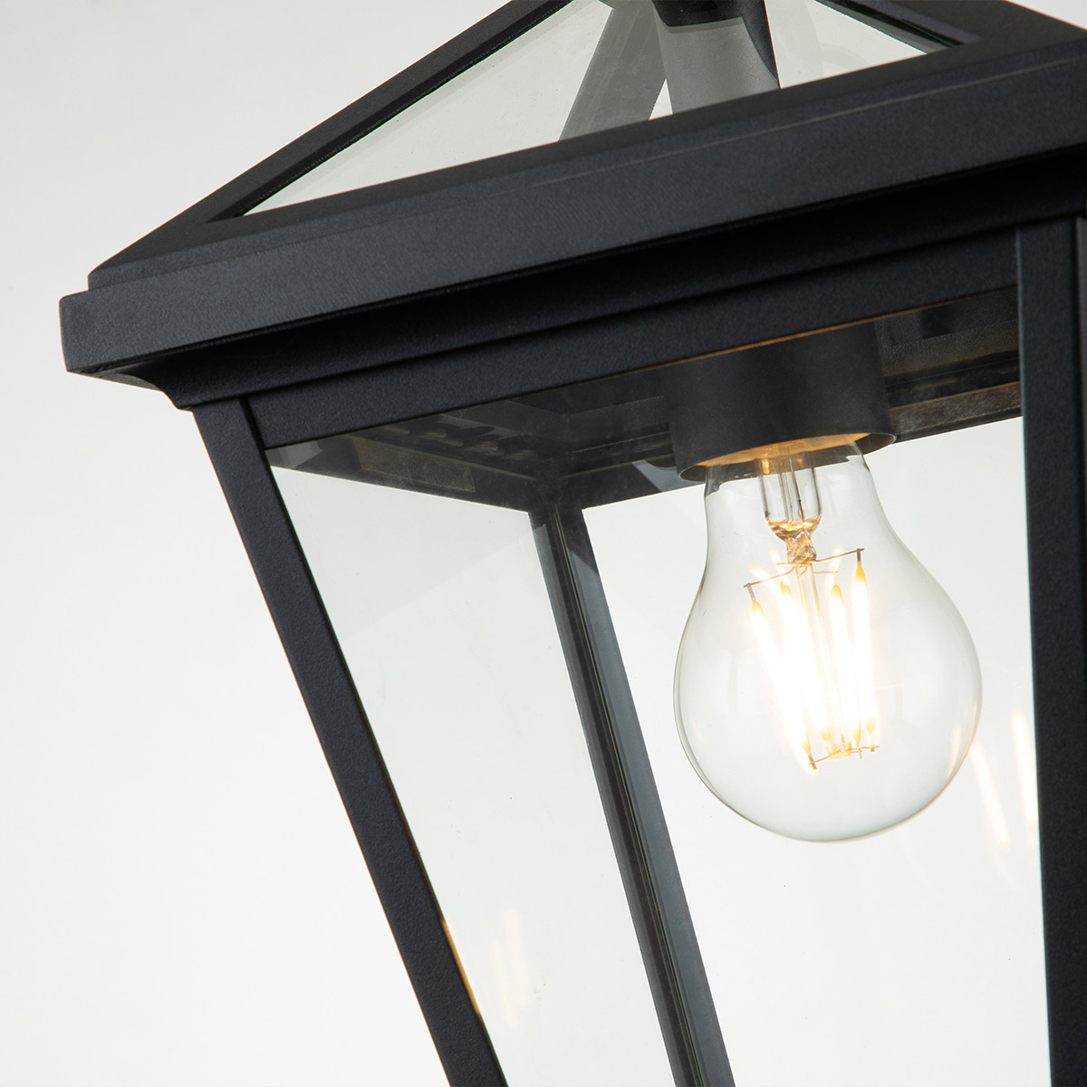 Alford Place S Schwarz Von Elstead Lighting - Den robusta&nbsp;ramen i svart aluminium och de klara glaspartierna skapar ett sofistikerat uttryck samtidigt som ljuset sprids j&auml;mnt och vackert.
