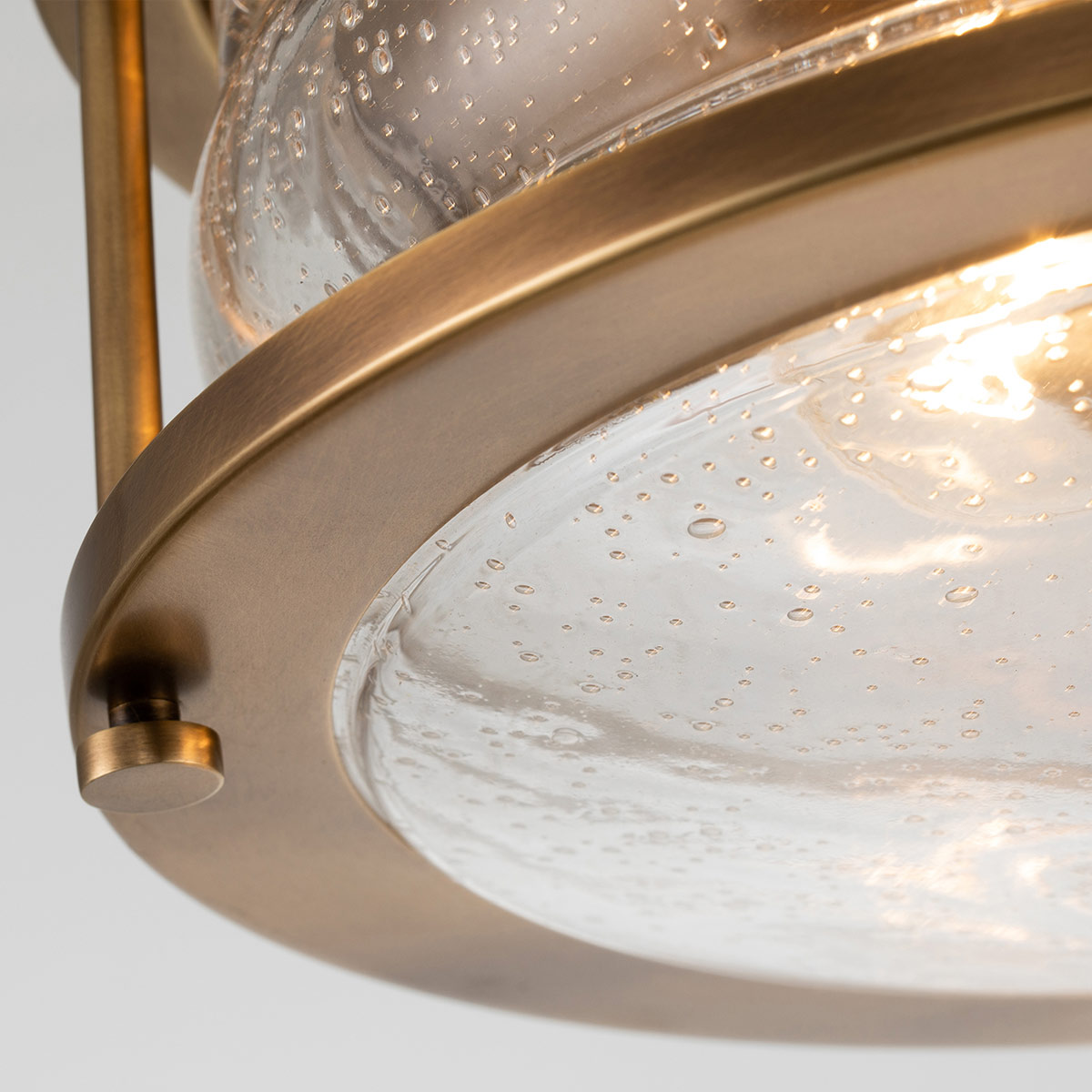 Ashland Bay Ø30 Messing badezimmerlampe Von Elstead Lighting - Perfekt, um eine warme und einladende Atmosphäre zu schaffen und gleichzeitig für funktionale Beleuchtung zu sorgen.