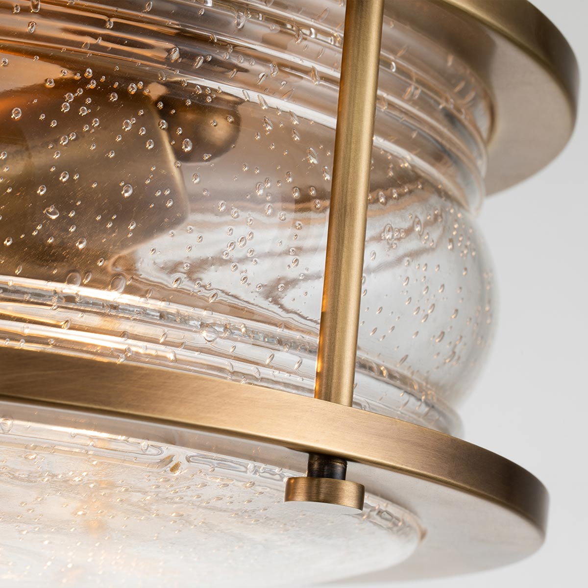 Ashland Bay Ø30 Messing badezimmerlampe Von Elstead Lighting - Perfekt, um eine warme und einladende Atmosphäre zu schaffen und gleichzeitig für funktionale Beleuchtung zu sorgen.