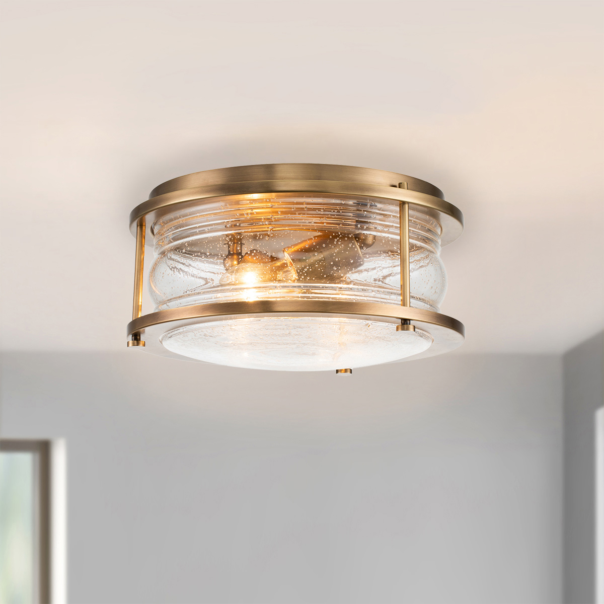 Ashland Bay Ø30 Messing badezimmerlampe Von Elstead Lighting - Perfekt, um eine warme und einladende Atmosphäre zu schaffen und gleichzeitig für funktionale Beleuchtung zu sorgen.