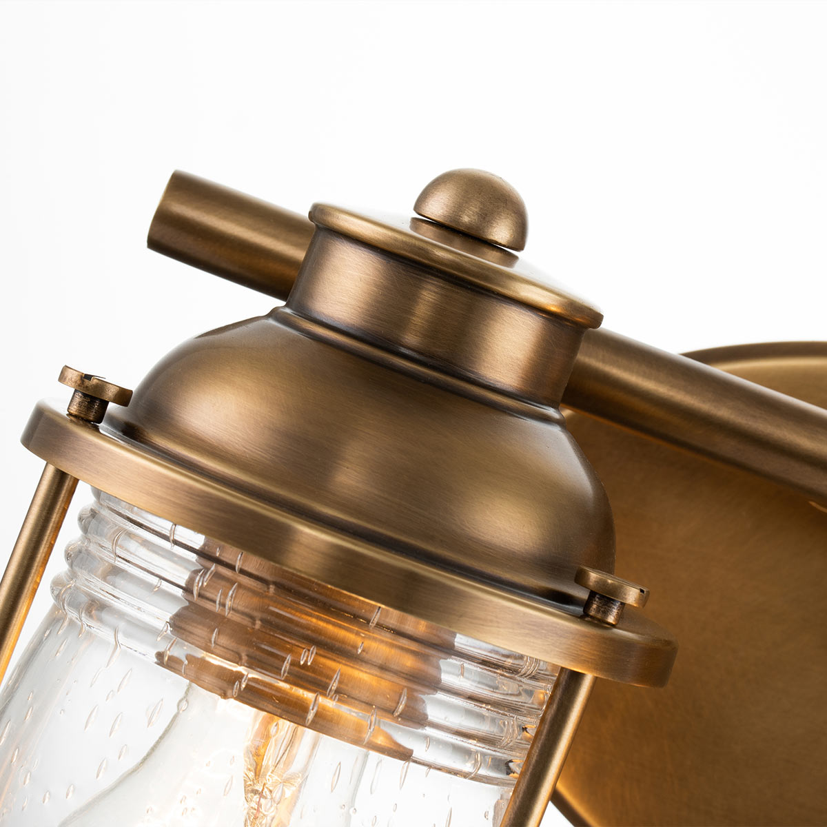 Ashland Bay 36cm Messing badezimmerlampe Von Elstead Lighting - Perfekt, um eine warme und einladende Atmosphäre zu schaffen und gleichzeitig für funktionale Beleuchtung zu sorgen.