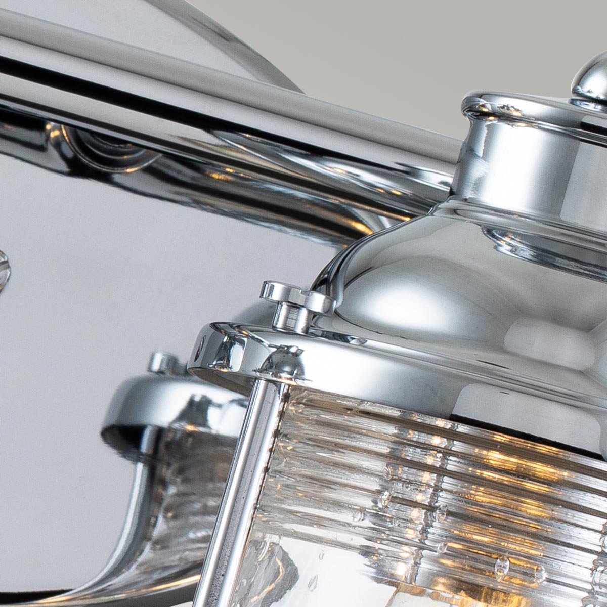 Ashland Bay 36cm Chrom badezimmerlampe Von Elstead Lighting - Es besteht aus Stahl und Glas und bietet ein luxuriöses Finish aus poliertem Chrom sowie zwei wunderschön strukturierte Gläser, die das Licht auf angenehme Weise streuen.