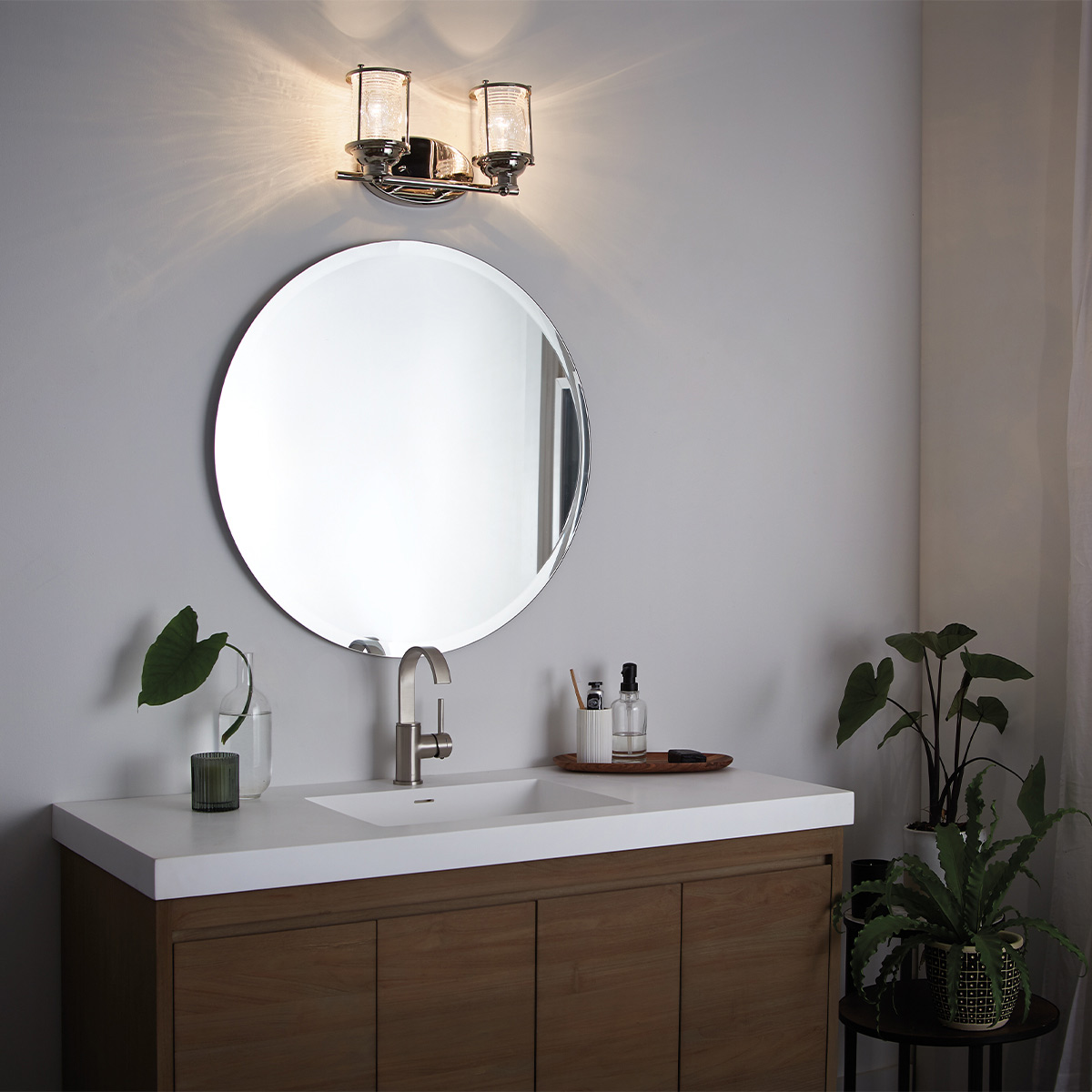 Ashland Bay 36cm Chrom badezimmerlampe Von Elstead Lighting - Es besteht aus Stahl und Glas und bietet ein luxuriöses Finish aus poliertem Chrom sowie zwei wunderschön strukturierte Gläser, die das Licht auf angenehme Weise streuen.