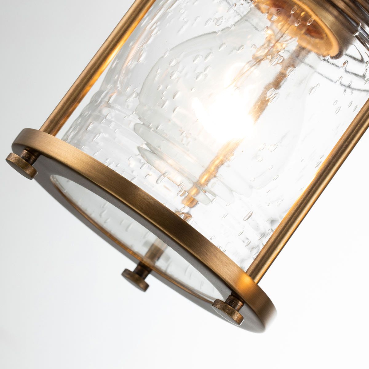 Ashland Bay 60cm Messing badezimmerlampe Von Elstead Lighting - Perfekt, um eine warme und einladende Atmosphäre zu schaffen und gleichzeitig für funktionale Beleuchtung zu sorgen.