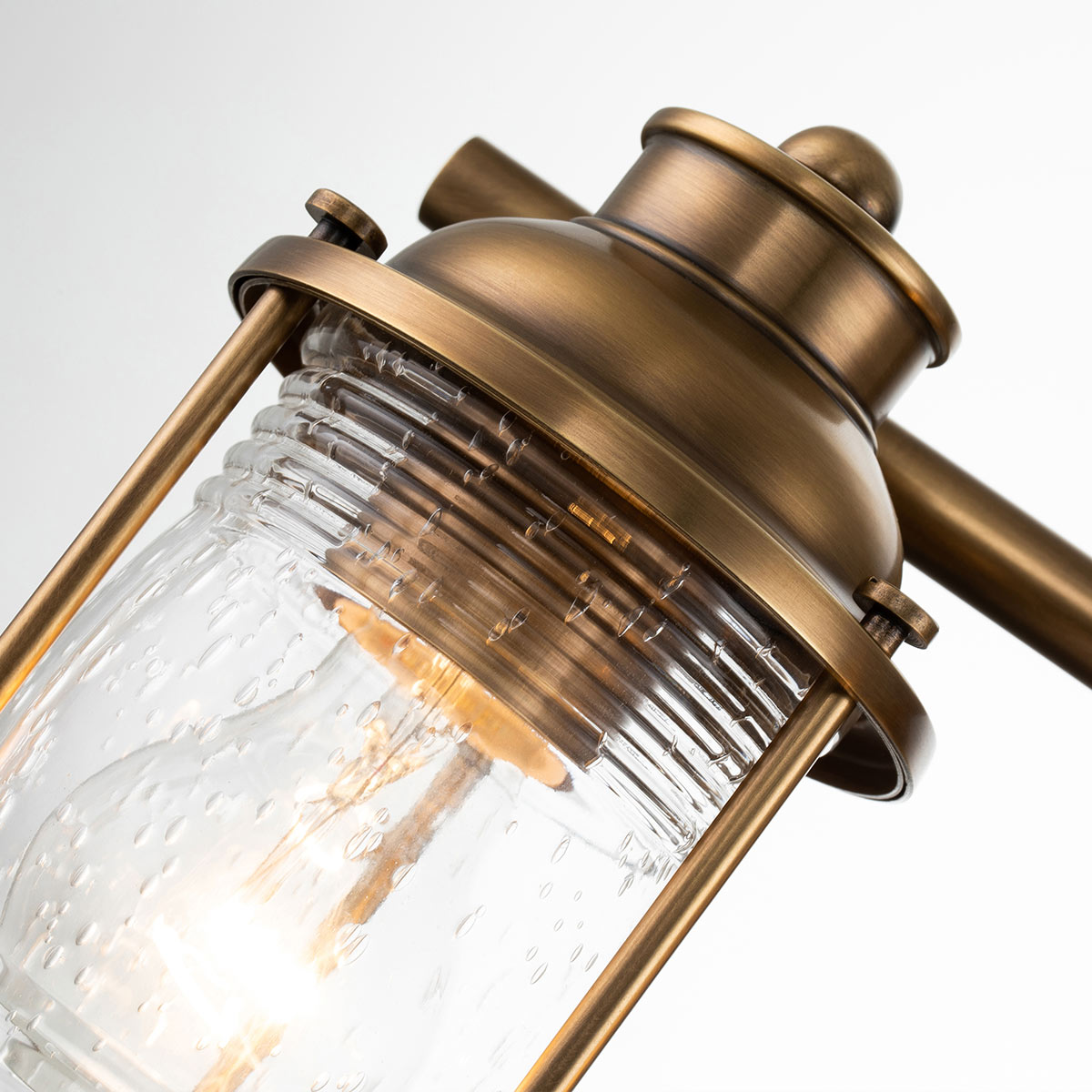 Ashland Bay 60cm Messing badezimmerlampe Von Elstead Lighting - Perfekt, um eine warme und einladende Atmosphäre zu schaffen und gleichzeitig für funktionale Beleuchtung zu sorgen.