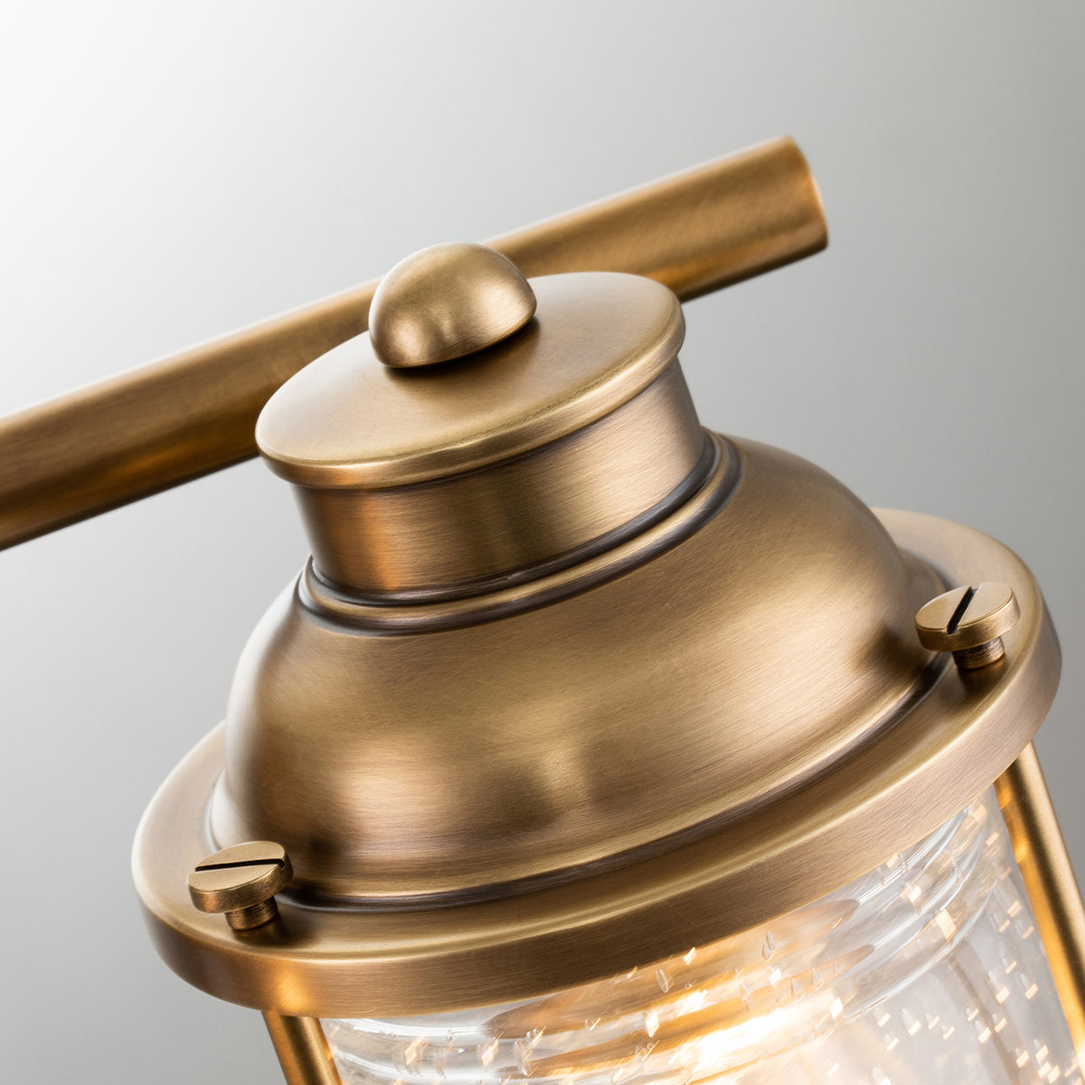 Ashland Bay 60cm Messing badezimmerlampe Von Elstead Lighting - Perfekt, um eine warme und einladende Atmosphäre zu schaffen und gleichzeitig für funktionale Beleuchtung zu sorgen.