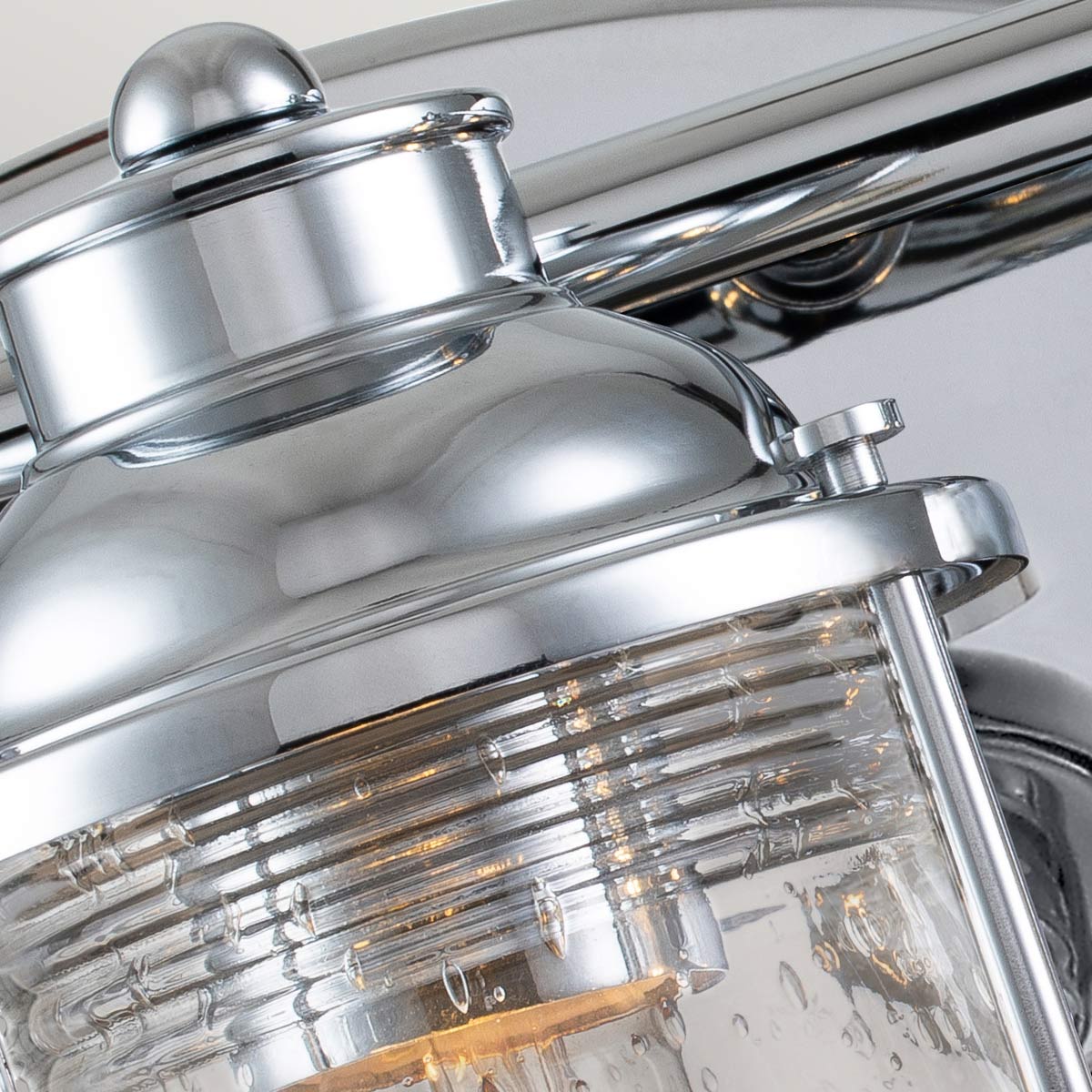 Ashland Bay 60cm Chrom badezimmerlampe Von Elstead Lighting - Es besteht aus Stahl und Glas und bietet ein luxuriöses Finish aus poliertem Chrom sowie drei wunderschön strukturierte Gläser, die das Licht streuen.