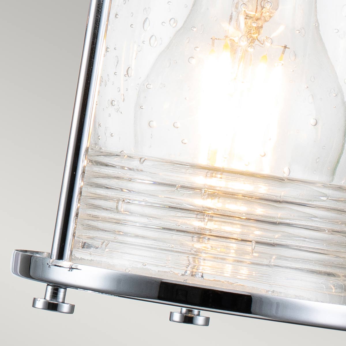 Ashland Bay 60cm Chrom badezimmerlampe Von Elstead Lighting - Es besteht aus Stahl und Glas und bietet ein luxuriöses Finish aus poliertem Chrom sowie drei wunderschön strukturierte Gläser, die das Licht streuen.