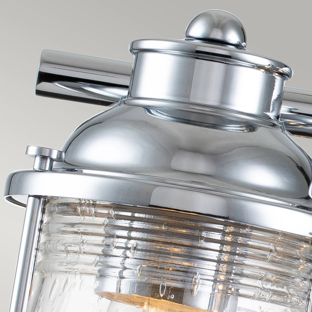 Ashland Bay 60cm Chrom badezimmerlampe Von Elstead Lighting - Es besteht aus Stahl und Glas und bietet ein luxuriöses Finish aus poliertem Chrom sowie drei wunderschön strukturierte Gläser, die das Licht streuen.