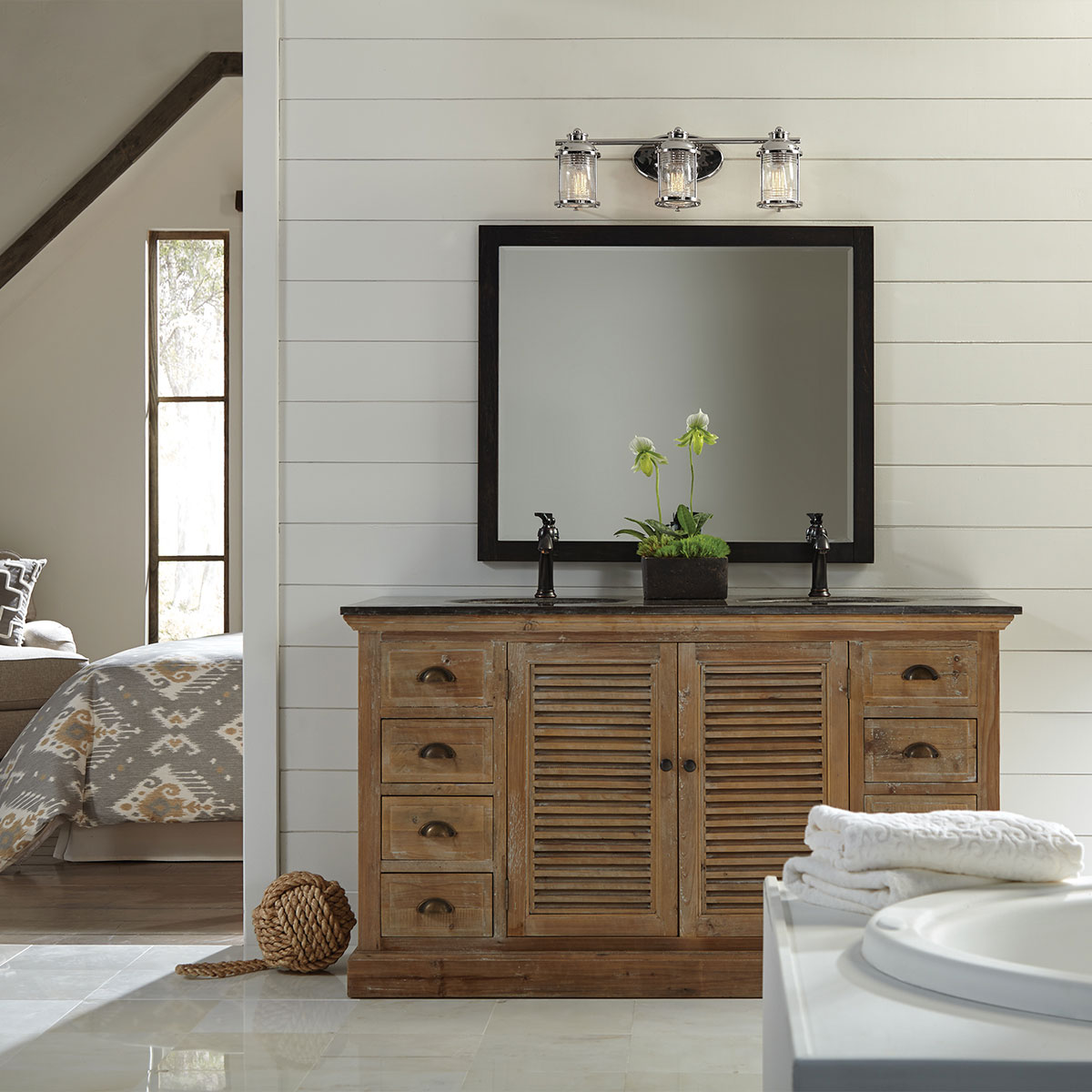 Ashland Bay 60cm Chrom badezimmerlampe Von Elstead Lighting - Es besteht aus Stahl und Glas und bietet ein luxuriöses Finish aus poliertem Chrom sowie drei wunderschön strukturierte Gläser, die das Licht streuen.