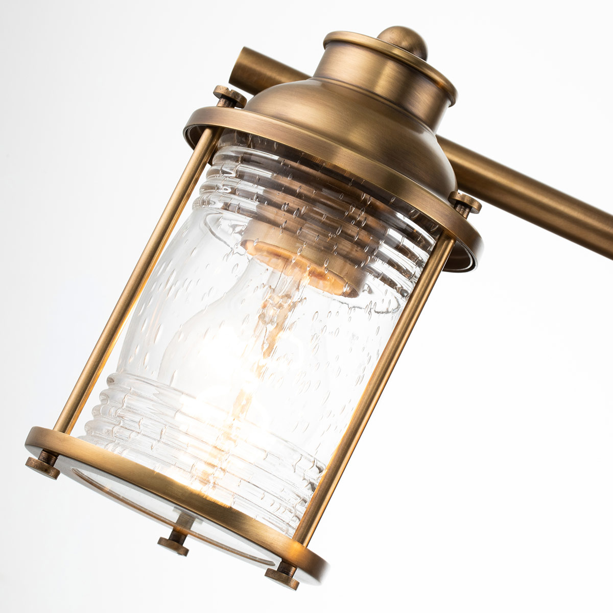 Ashland Bay 85cm Messing badezimmerlampe Von Elstead Lighting - Perfekt, um eine warme und einladende Atmosphäre zu schaffen und gleichzeitig für funktionale Beleuchtung zu sorgen.
