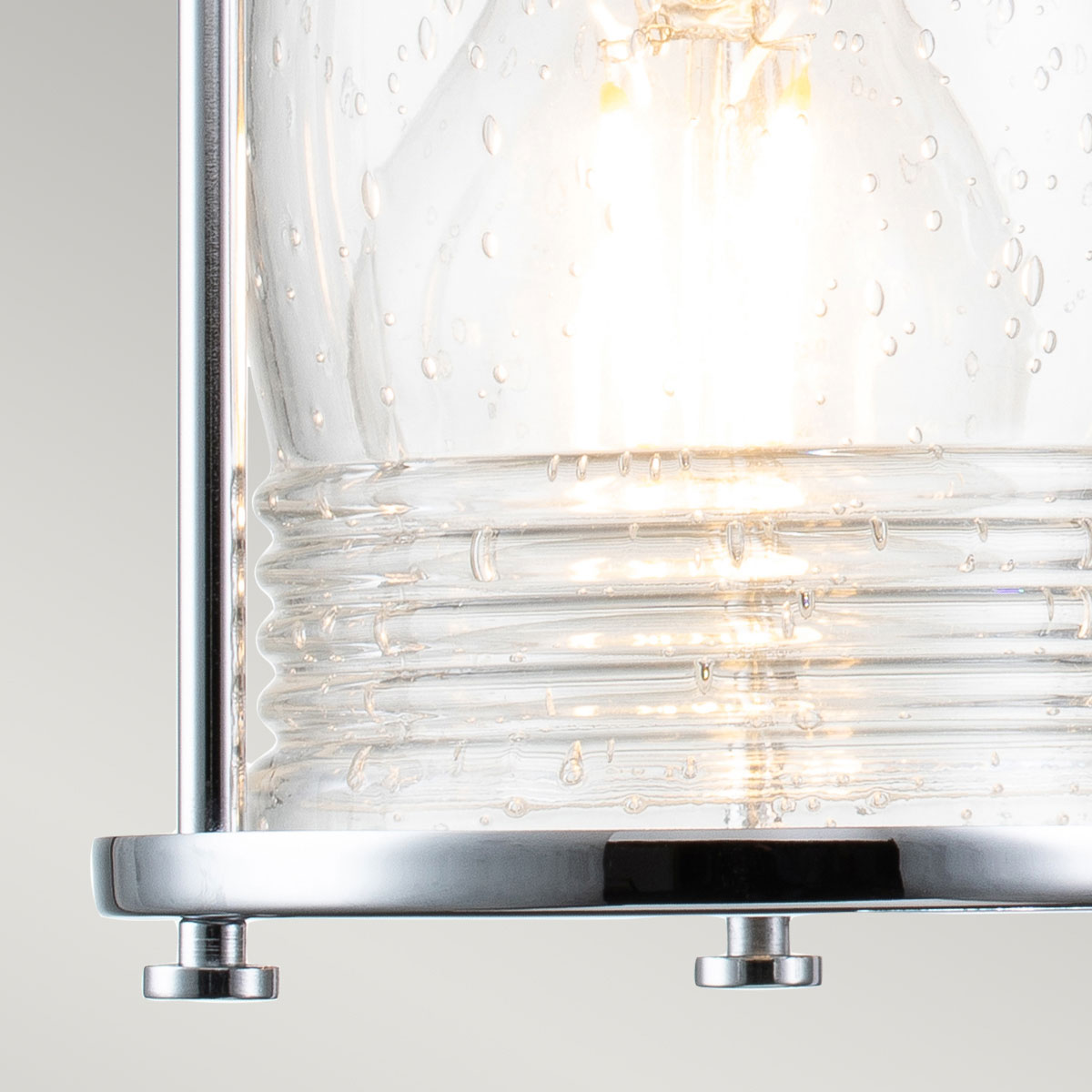 Ashland Bay 85cm Chrom badezimmerlampe Von Elstead Lighting - Es besteht aus Stahl und Glas und bietet ein luxuriöses Finish aus poliertem Chrom sowie vier wunderschön strukturierte Gläser, die das Licht streuen.