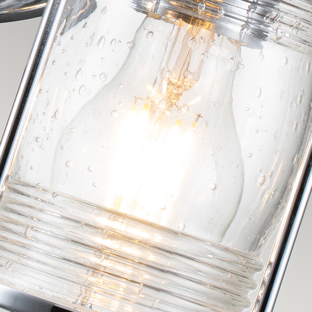 Ashland Bay 85cm Chrom badezimmerlampe Von Elstead Lighting - Es besteht aus Stahl und Glas und bietet ein luxuriöses Finish aus poliertem Chrom sowie vier wunderschön strukturierte Gläser, die das Licht streuen.