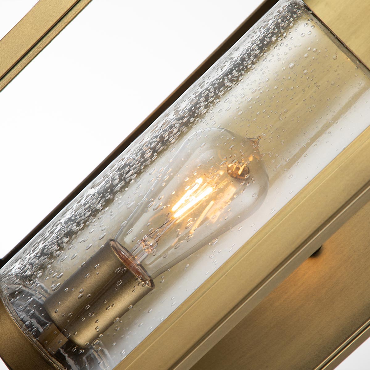 Atwater 52cm Messing außenlampe Von Elstead Lighting - Med IP44-klassning &auml;r Atwater skyddad mot fukt och v&auml;derp&aring;verkan, vilket g&ouml;r den till en elegant och l&aring;ngvarig l&ouml;sning f&ouml;r entr&eacute;er, uteplatser och tr&auml;dg&aring;rdsmilj&ouml;er.