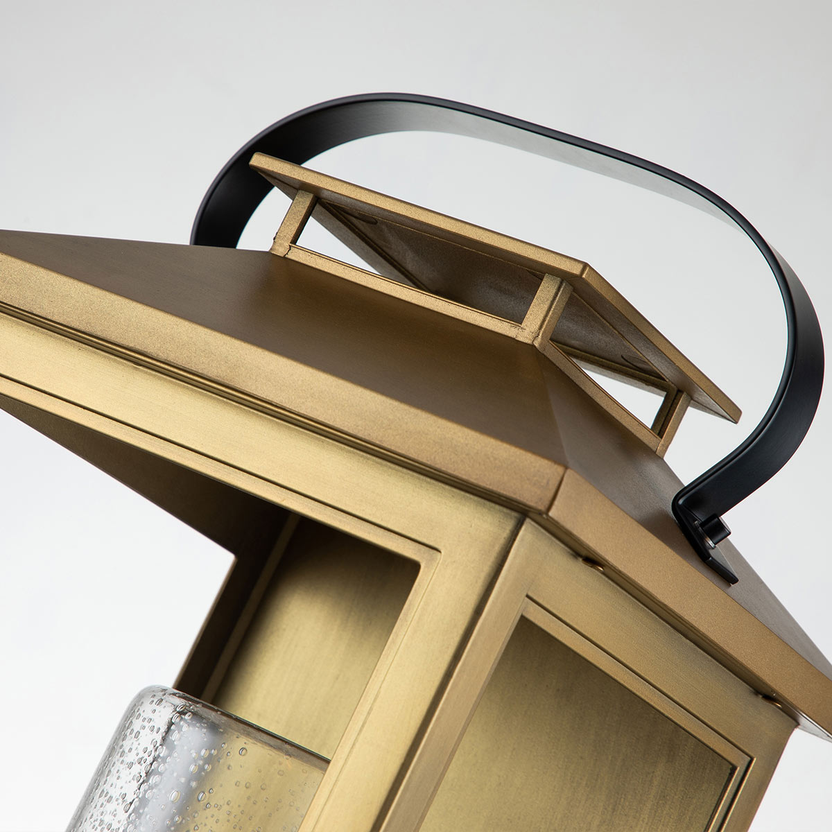 Atwater 52cm Messing außenlampe Von Elstead Lighting - Med IP44-klassning &auml;r Atwater skyddad mot fukt och v&auml;derp&aring;verkan, vilket g&ouml;r den till en elegant och l&aring;ngvarig l&ouml;sning f&ouml;r entr&eacute;er, uteplatser och tr&auml;dg&aring;rdsmilj&ouml;er.