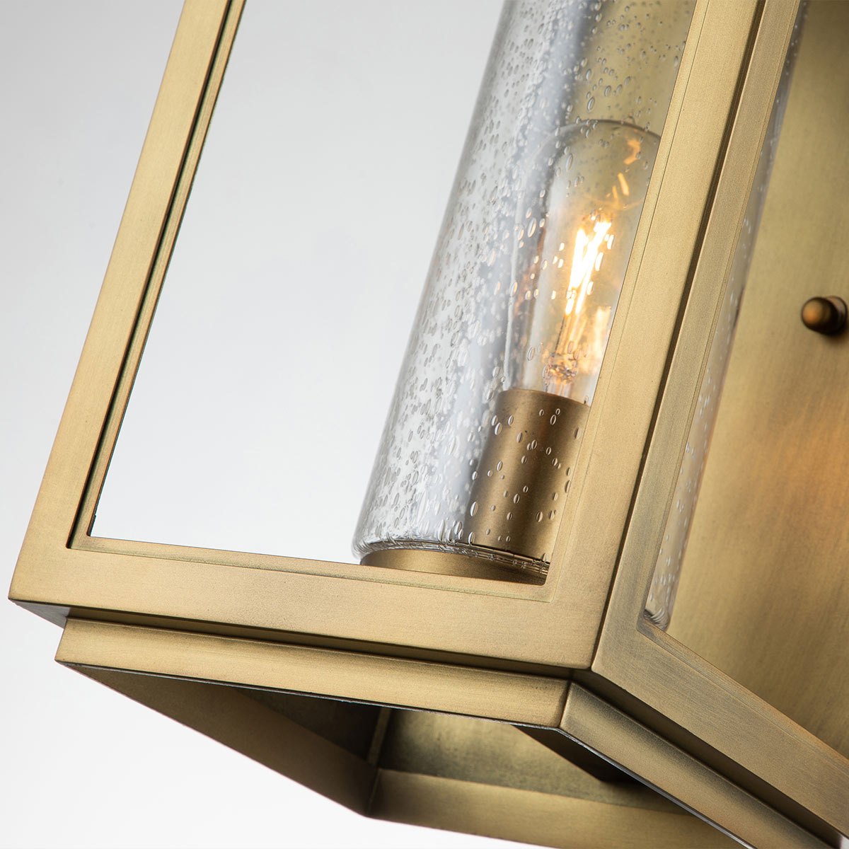 Atwater 52cm Messing außenlampe Von Elstead Lighting - Med IP44-klassning &auml;r Atwater skyddad mot fukt och v&auml;derp&aring;verkan, vilket g&ouml;r den till en elegant och l&aring;ngvarig l&ouml;sning f&ouml;r entr&eacute;er, uteplatser och tr&auml;dg&aring;rdsmilj&ouml;er.