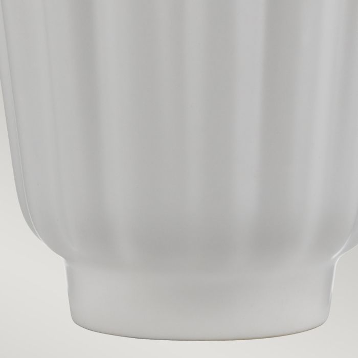 Bexley 56cm Weiß tischlampe Von Elstead Lighting - Den levereras med en avsmalnande lampsk&auml;rm i ljus elfenbensf&auml;rgad konstsilke med en m&auml;ssingf&auml;rgad insida, handgjord i Storbritannien.