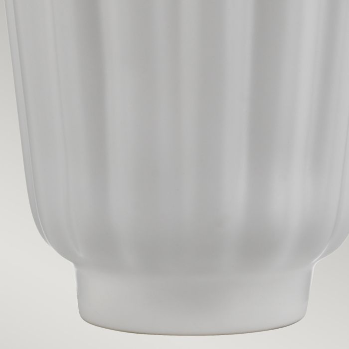 Bexley 56cm Weiß tischlampe Von Elstead Lighting - Den levereras med en avsmalnande lampsk&auml;rm i ljus elfenbensf&auml;rgad konstsilke med en silverlaminerad insida, handgjord i Storbritannien.