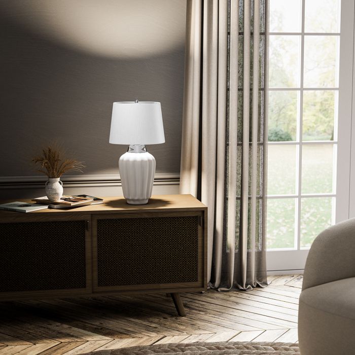 Bexley 56cm Weiß tischlampe Von Elstead Lighting - Den levereras med en avsmalnande lampsk&auml;rm i ljus elfenbensf&auml;rgad konstsilke med en silverlaminerad insida, handgjord i Storbritannien.