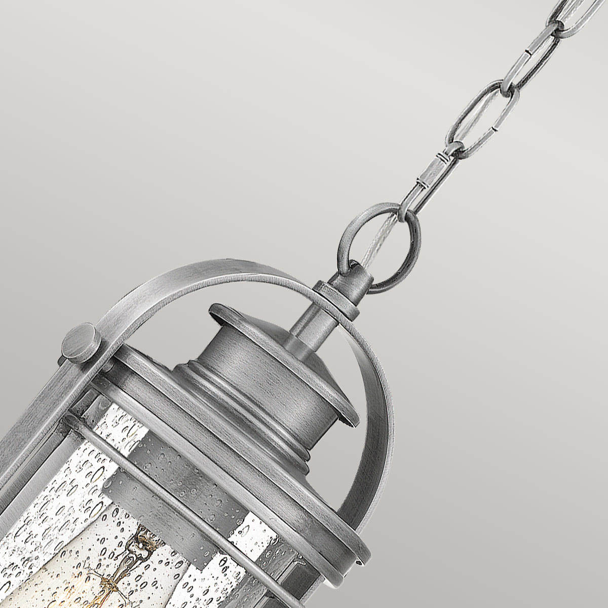 Booker 28cm Aluminium Von Elstead Lighting - Booker &auml;r en stilfull och robust takpendel med en design inspirerad av klassiska marina lanternor.