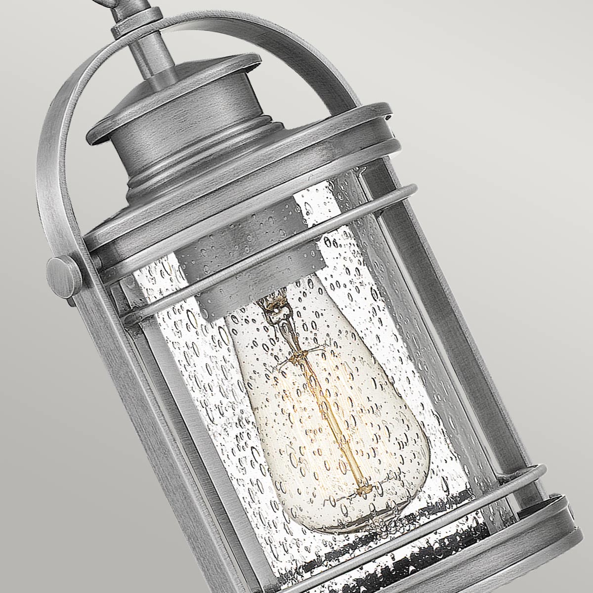 Booker 28cm Aluminium Von Elstead Lighting - Booker &auml;r en stilfull och robust takpendel med en design inspirerad av klassiska marina lanternor.