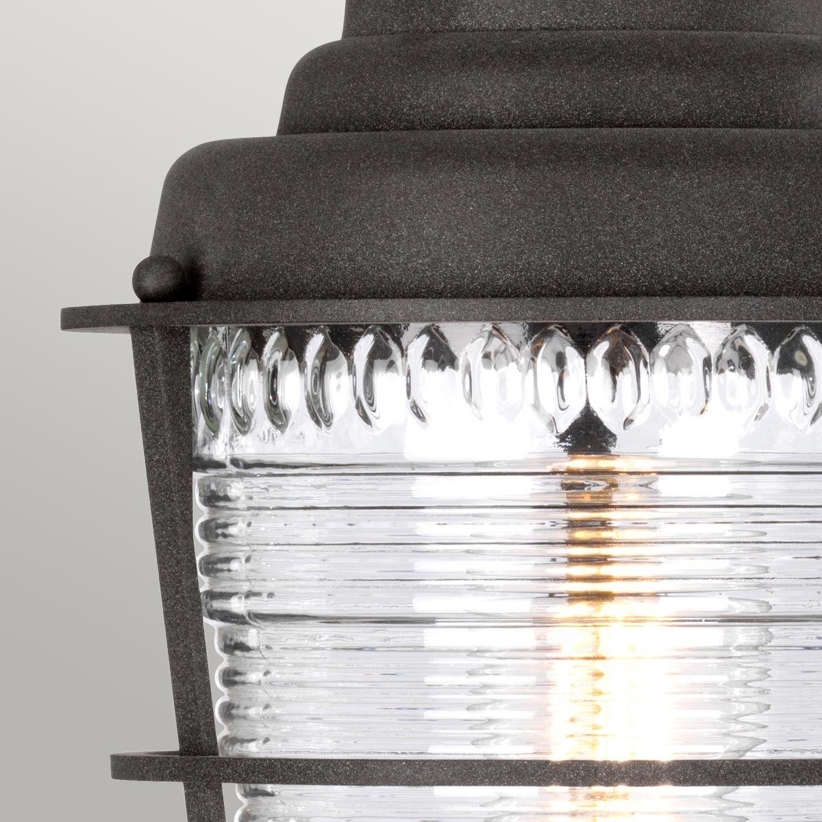 Chance Harbor 50cm Zink Von Elstead Lighting - Es kombiniert ein rustikales Zink-Finish mit klarem Glas in einer wunderschön geriffelten Struktur, die für eine elegante Lichtverteilung sorgt.