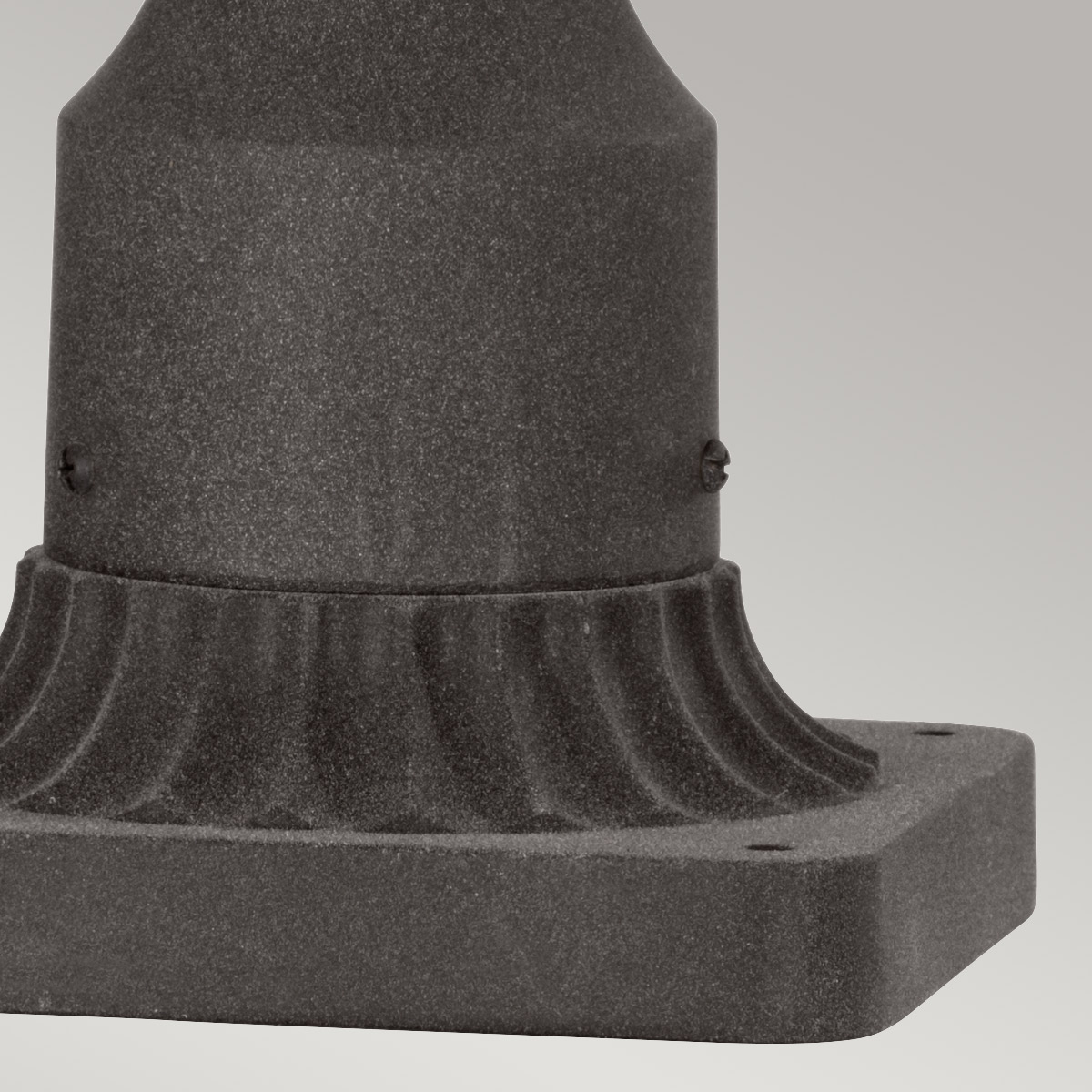 Chance Harbor 50cm Zink Von Elstead Lighting - Es kombiniert ein rustikales Zink-Finish mit klarem Glas in einer wunderschön geriffelten Struktur, die für eine elegante Lichtverteilung sorgt.