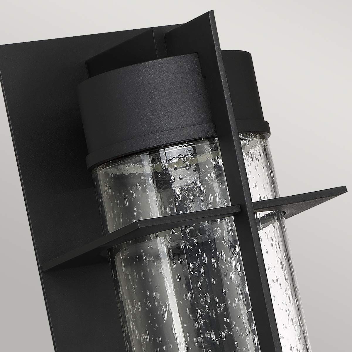 Eames 40cm Schwarz außenlampe Von Elstead Lighting - Eames &auml;r en modern och stilren fasadlampa med en industriell touch.