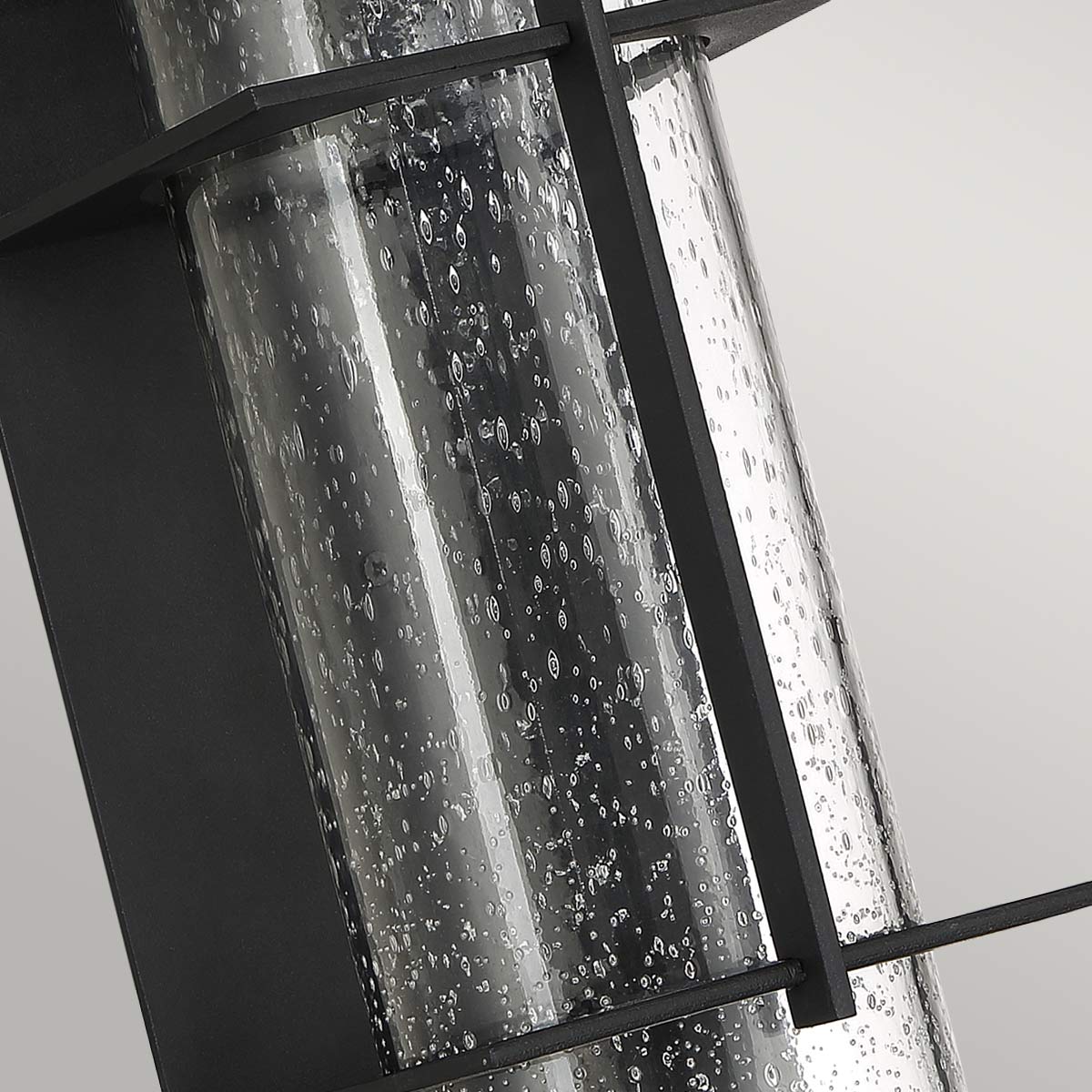 Eames 40cm Schwarz außenlampe Von Elstead Lighting - Eames &auml;r en modern och stilren fasadlampa med en industriell touch.