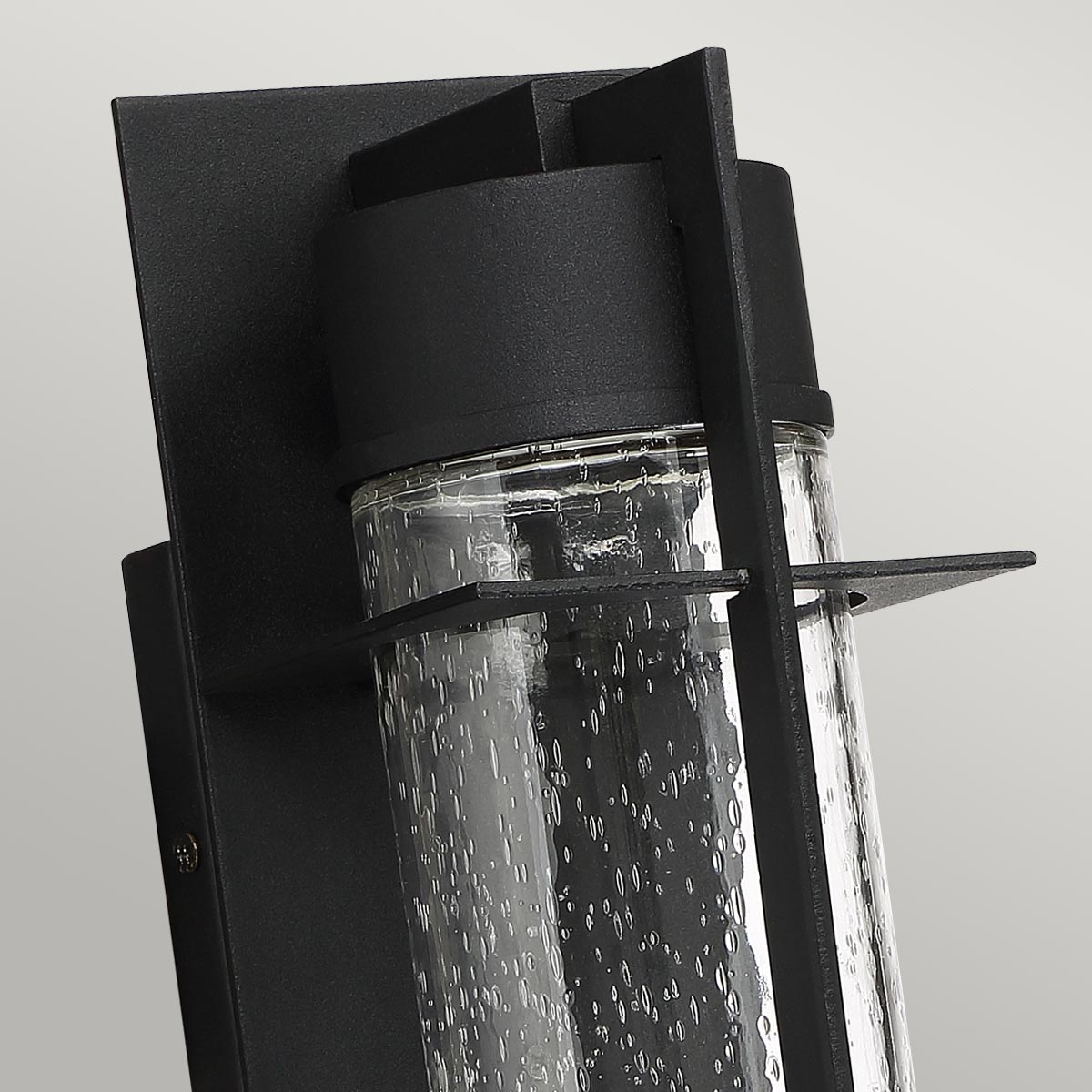 Eames 36cm Schwarz außenlampe Von Elstead Lighting - Eames &auml;r en modern och stilren fasadlampa med en industriell touch.