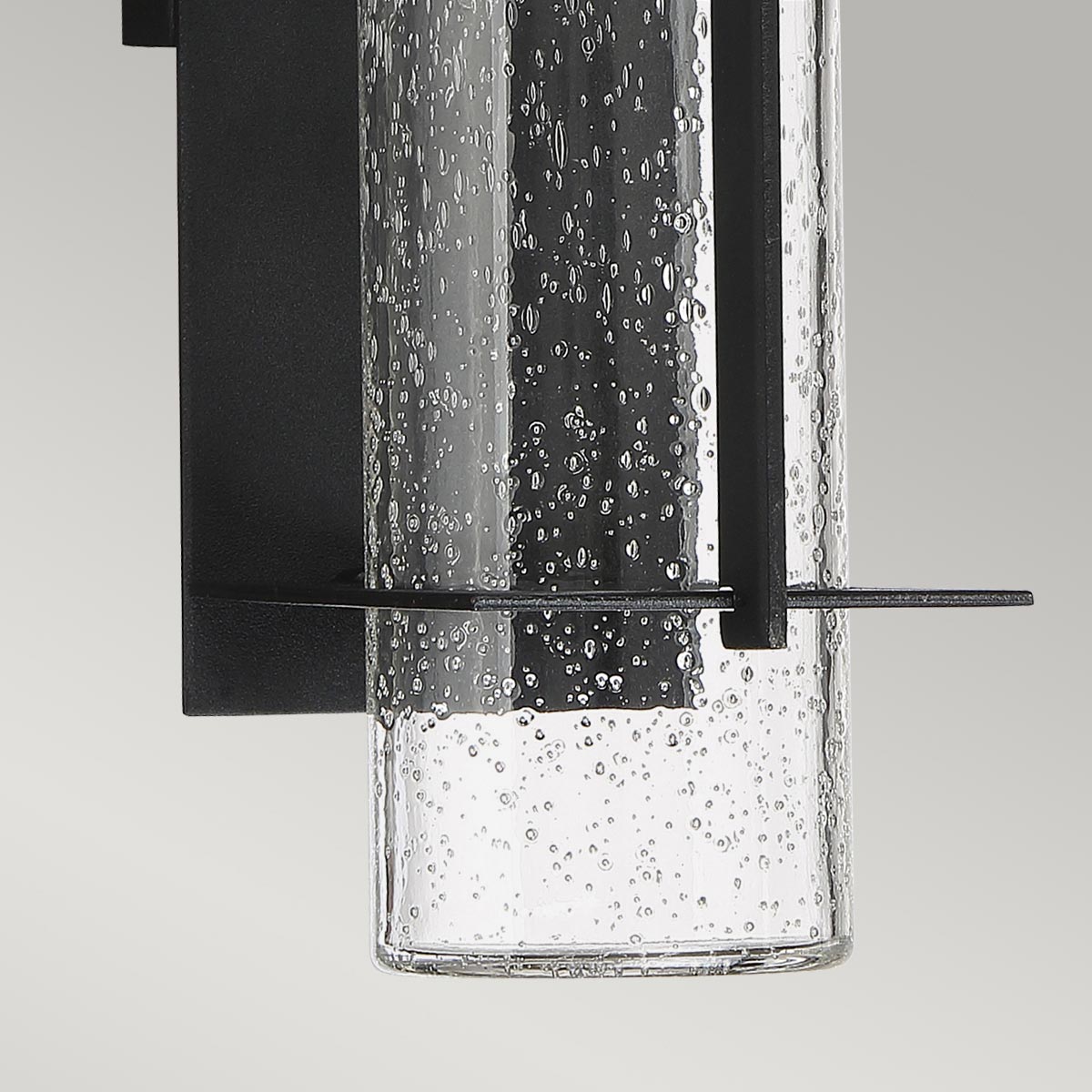 Eames 36cm Schwarz außenlampe Von Elstead Lighting - Eames &auml;r en modern och stilren fasadlampa med en industriell touch.