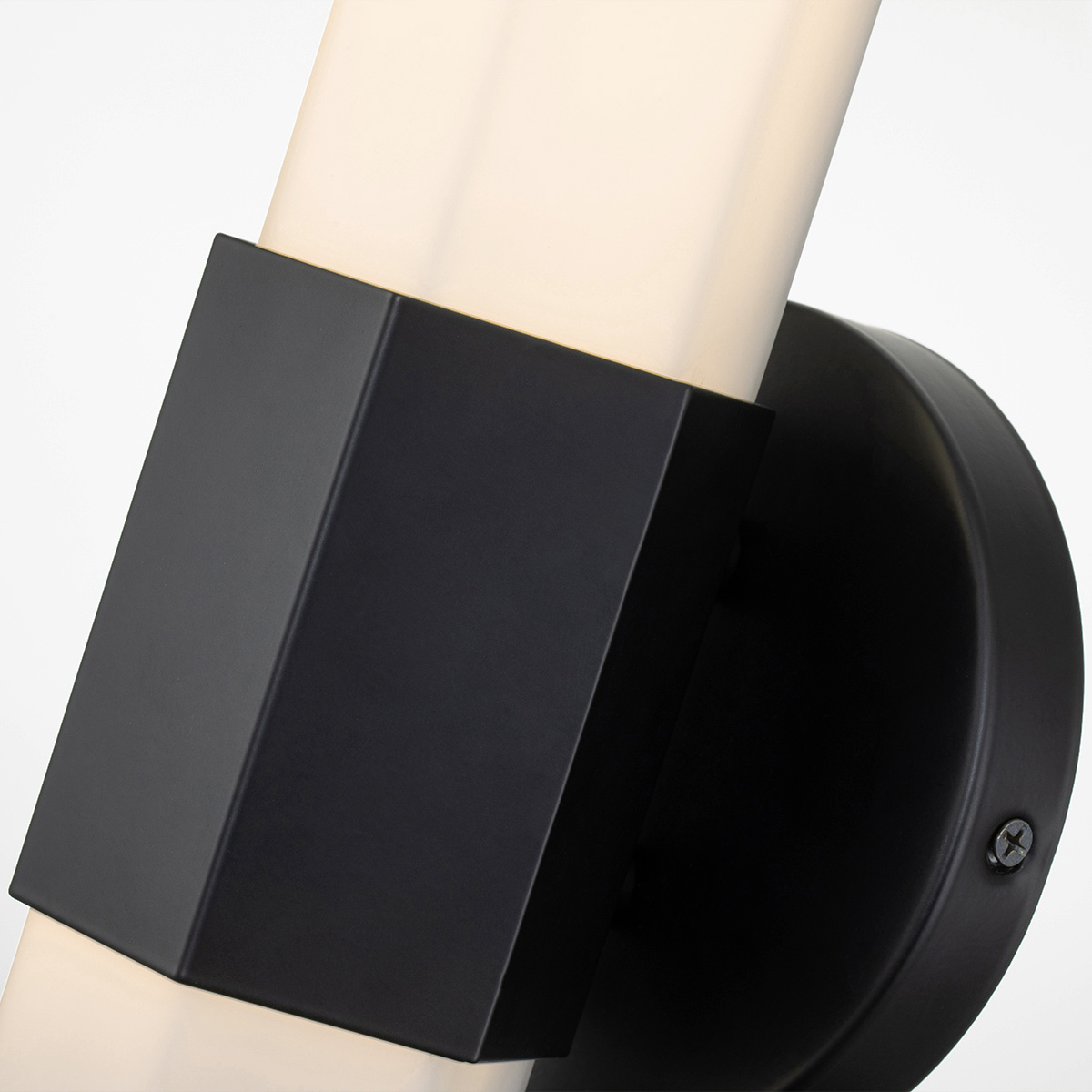 Facet 35cm Schwarz badezimmerlampe Von Elstead Lighting - Facet ist eine moderne und stilvolle Badezimmerlampe, die Funktion und Ästhetik vereint.