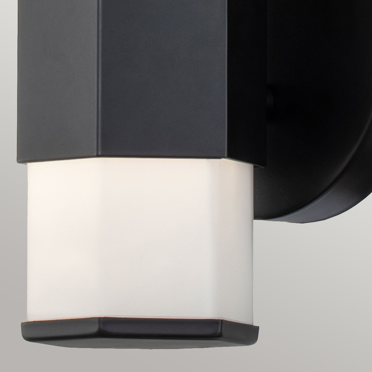 Facet 35cm Schwarz badezimmerlampe Von Elstead Lighting - Facet ist eine moderne und stilvolle Badezimmerlampe, die Funktion und Ästhetik vereint.