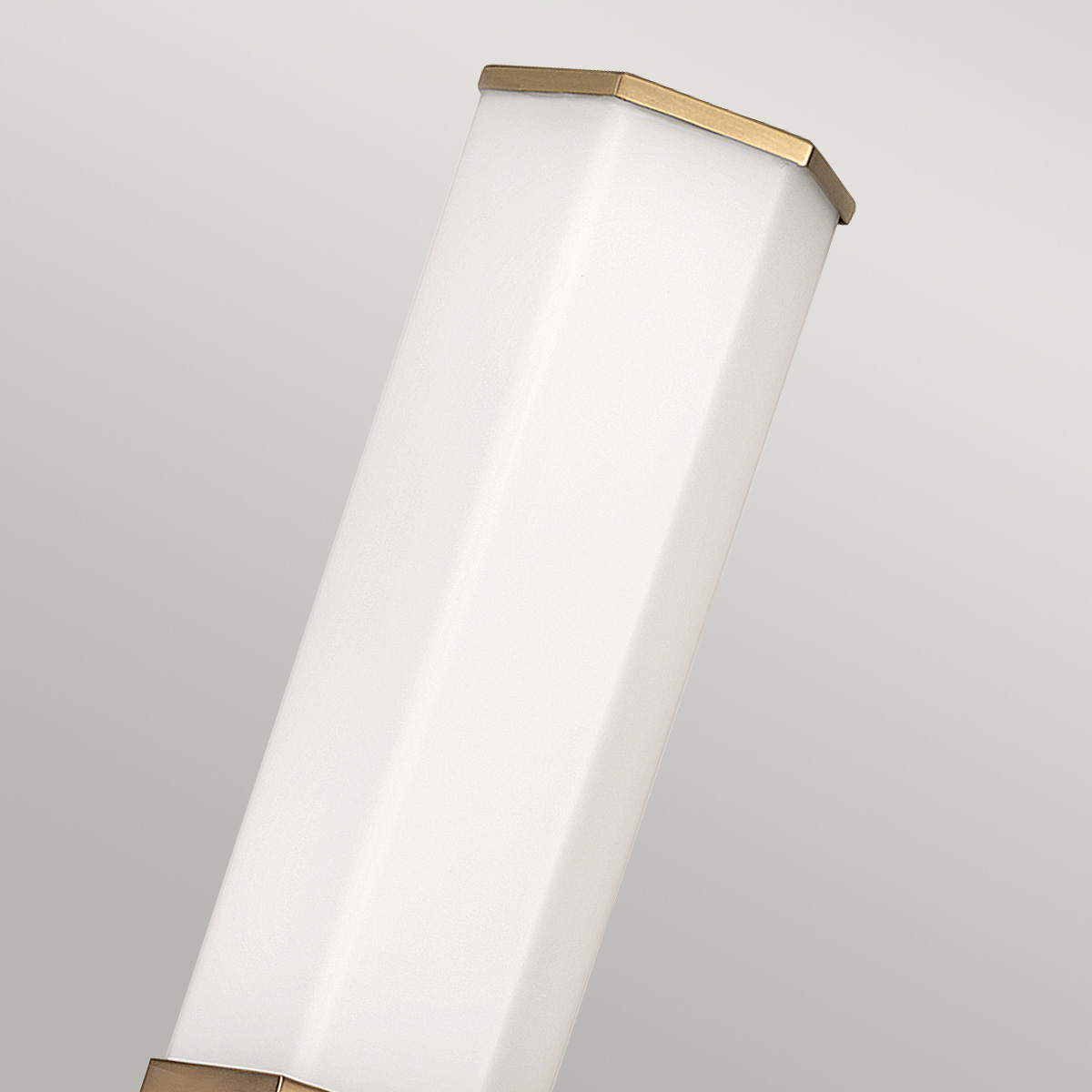 Facet 35cm Antikes Messing badezimmerlampe Von Elstead Lighting - Facet ist eine moderne und stilvolle Badezimmerlampe, die Funktion und Ästhetik vereint.