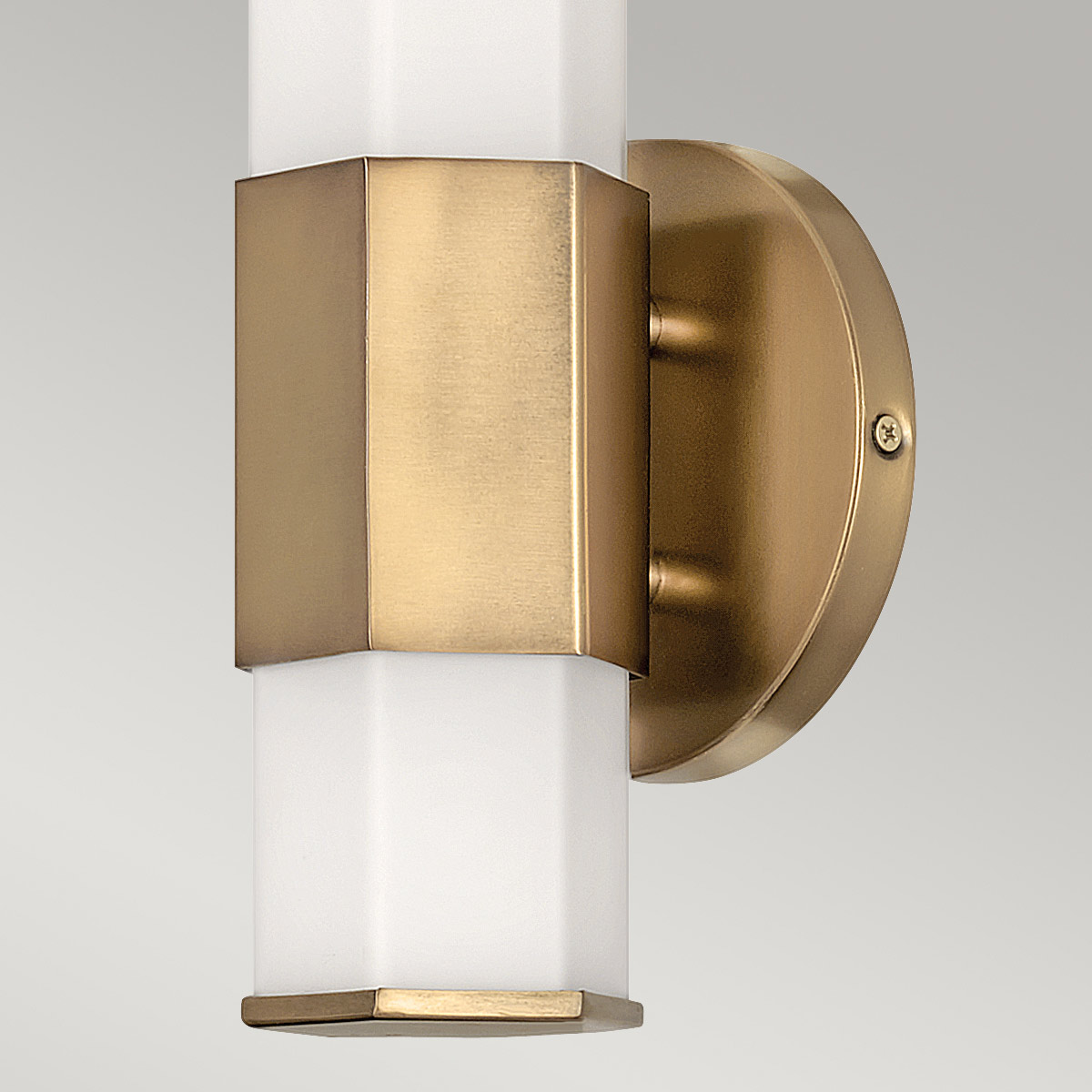 Facet 35cm Antikes Messing badezimmerlampe Von Elstead Lighting - Facet ist eine moderne und stilvolle Badezimmerlampe, die Funktion und Ästhetik vereint.