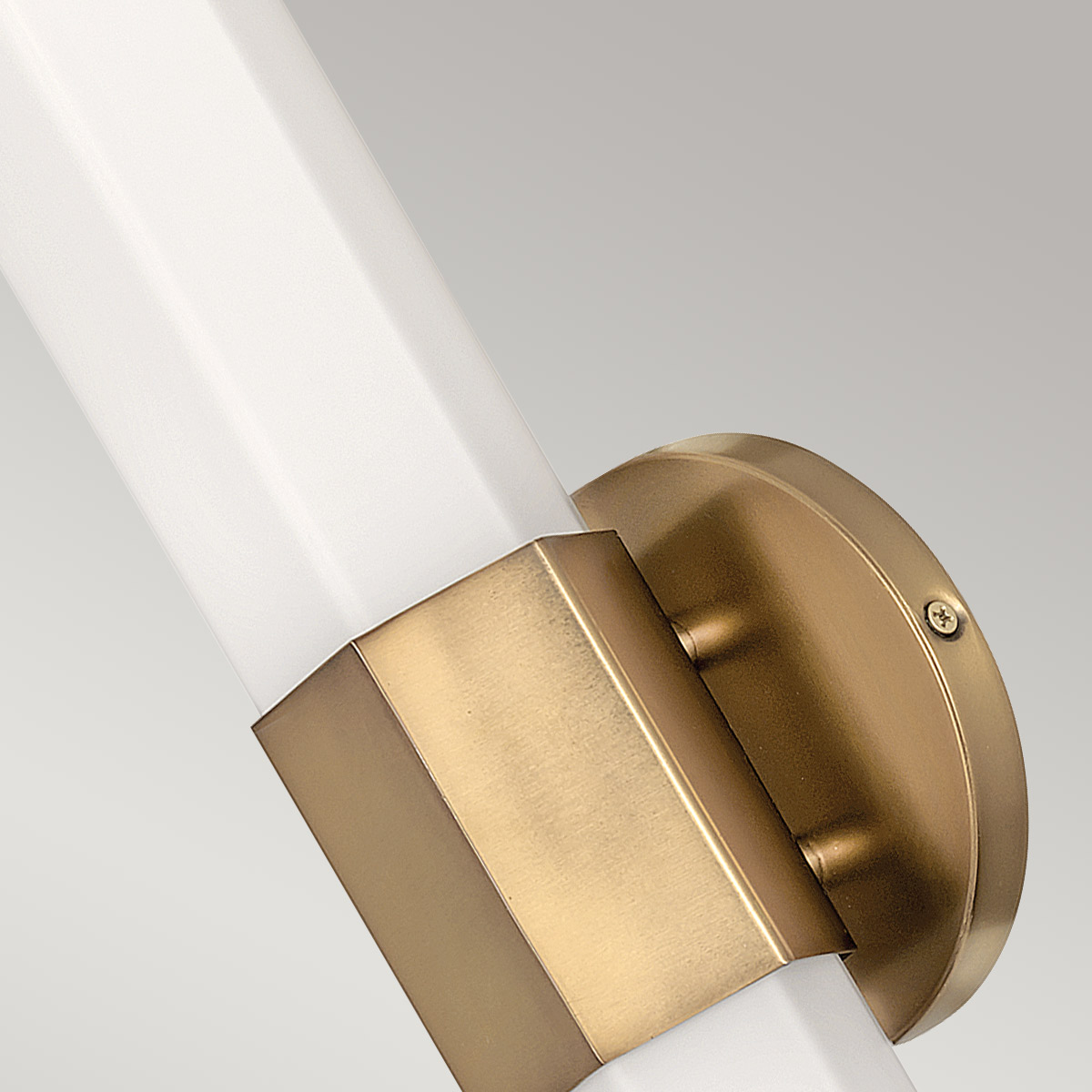 Facet 35cm Antikes Messing badezimmerlampe Von Elstead Lighting - Facet ist eine moderne und stilvolle Badezimmerlampe, die Funktion und Ästhetik vereint.