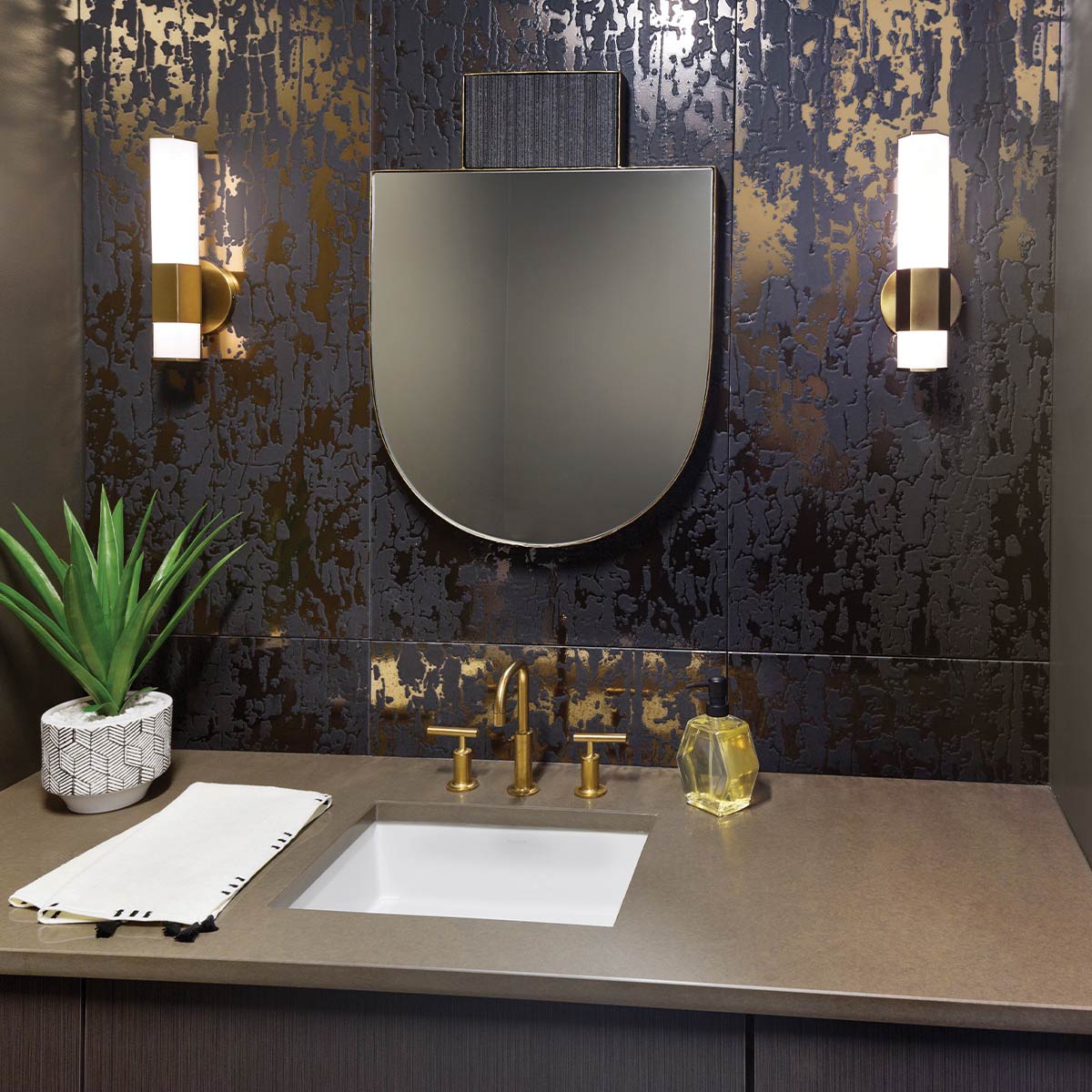 Facet 35cm Antikes Messing badezimmerlampe Von Elstead Lighting - Facet ist eine moderne und stilvolle Badezimmerlampe, die Funktion und Ästhetik vereint.