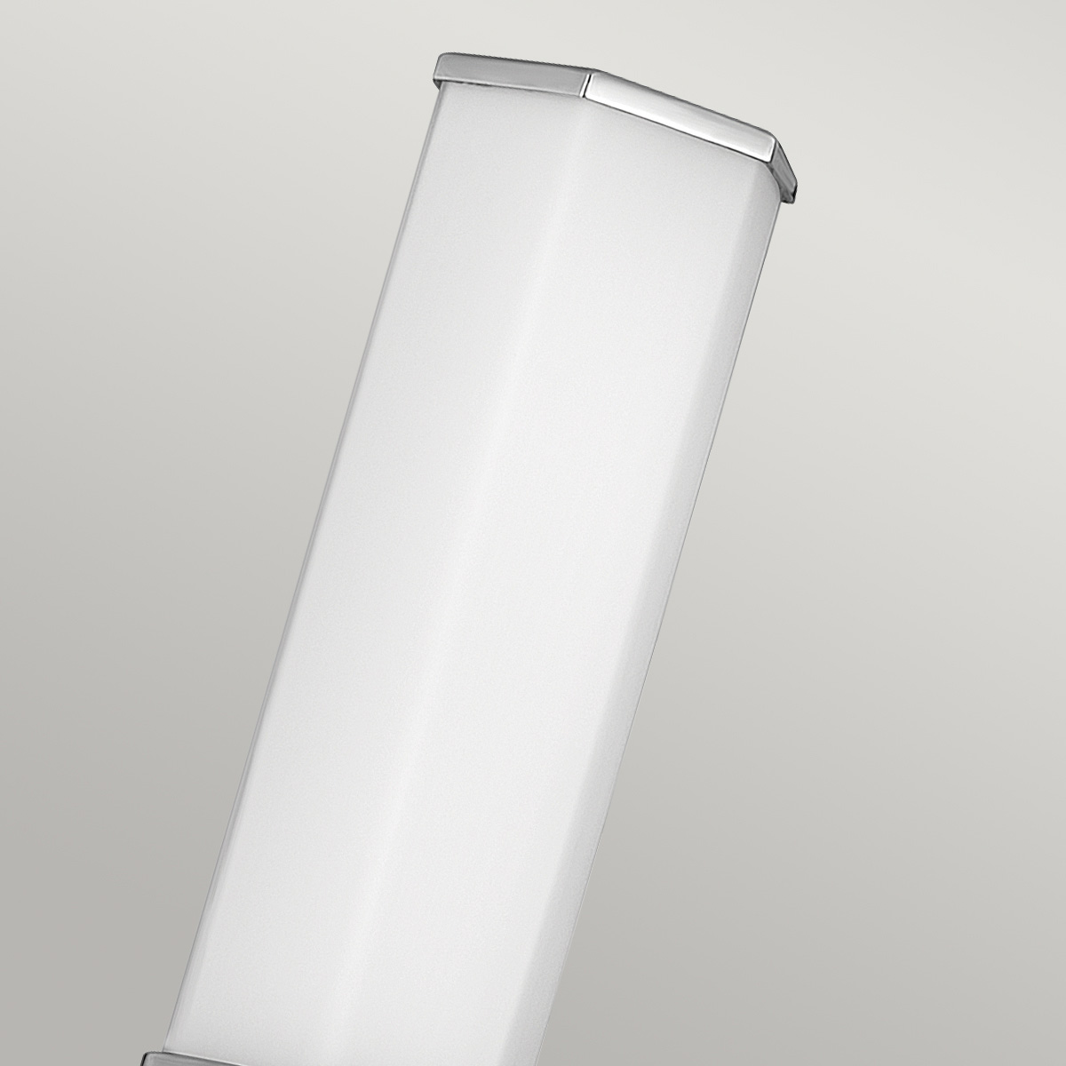 Facet 35cm Chrom badezimmerlampe Von Elstead Lighting - Facet ist eine moderne und stilvolle Badezimmerlampe, die Funktion und Ästhetik vereint.