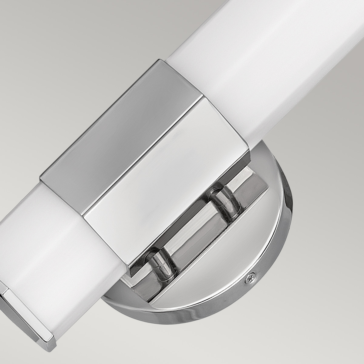 Facet 35cm Chrom badezimmerlampe Von Elstead Lighting - Facet ist eine moderne und stilvolle Badezimmerlampe, die Funktion und Ästhetik vereint.