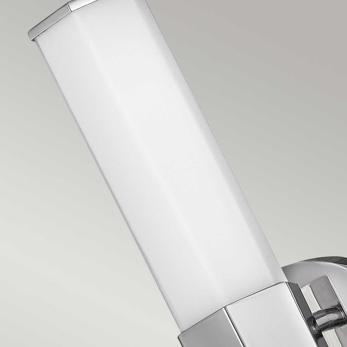 Facet 35cm Chrom badezimmerlampe Von Elstead Lighting - Facet ist eine moderne und stilvolle Badezimmerlampe, die Funktion und Ästhetik vereint.