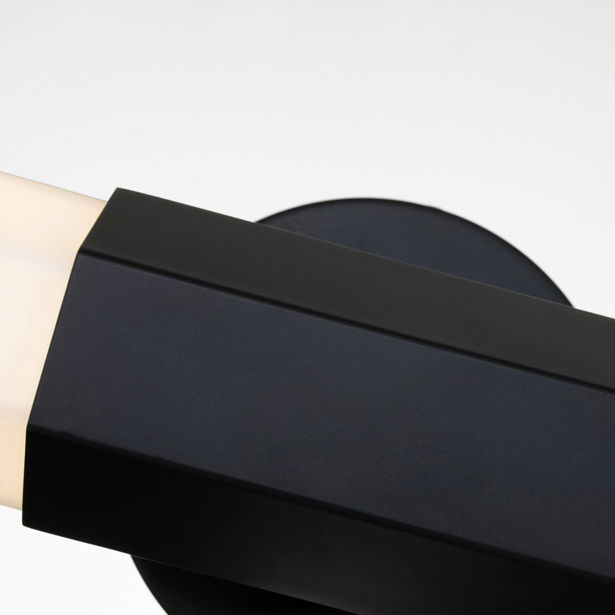 Facet 65cm Schwarz badezimmerlampe Von Elstead Lighting - Facet ist eine moderne und stilvolle Badezimmerlampe, die Funktion und Ästhetik vereint.