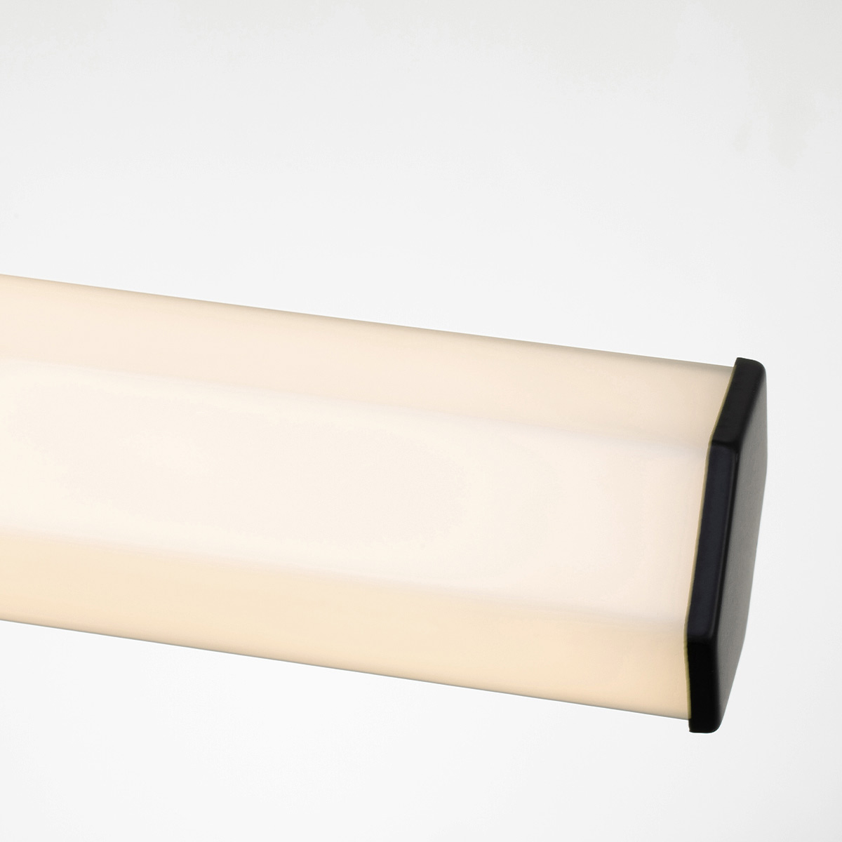 Facet 65cm Schwarz badezimmerlampe Von Elstead Lighting - Facet ist eine moderne und stilvolle Badezimmerlampe, die Funktion und Ästhetik vereint.