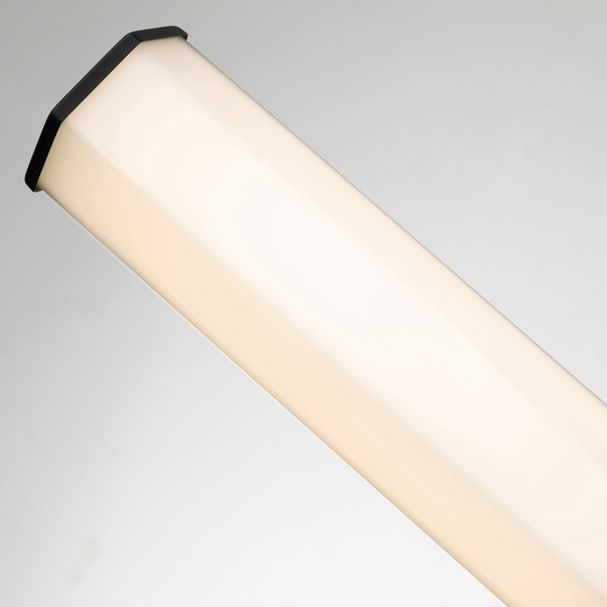 Facet 65cm Schwarz badezimmerlampe Von Elstead Lighting - Facet ist eine moderne und stilvolle Badezimmerlampe, die Funktion und Ästhetik vereint.